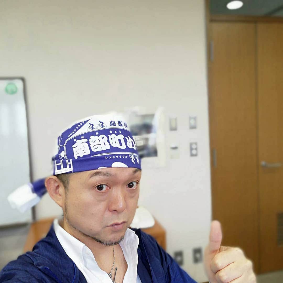 松本隆博のインスタグラム：「。 さー、エンジン掛けるでー ここは南部町役場、控え室。 吾左衛門鮓の鯖寿司！ めくりやの板わかめ！ 窓からは雄大な大山！  お客様は一杯で皆たのしみに して下さってる(≧∇≦)/ やれることやるしーー \(*ˊᗜˋ*)/」