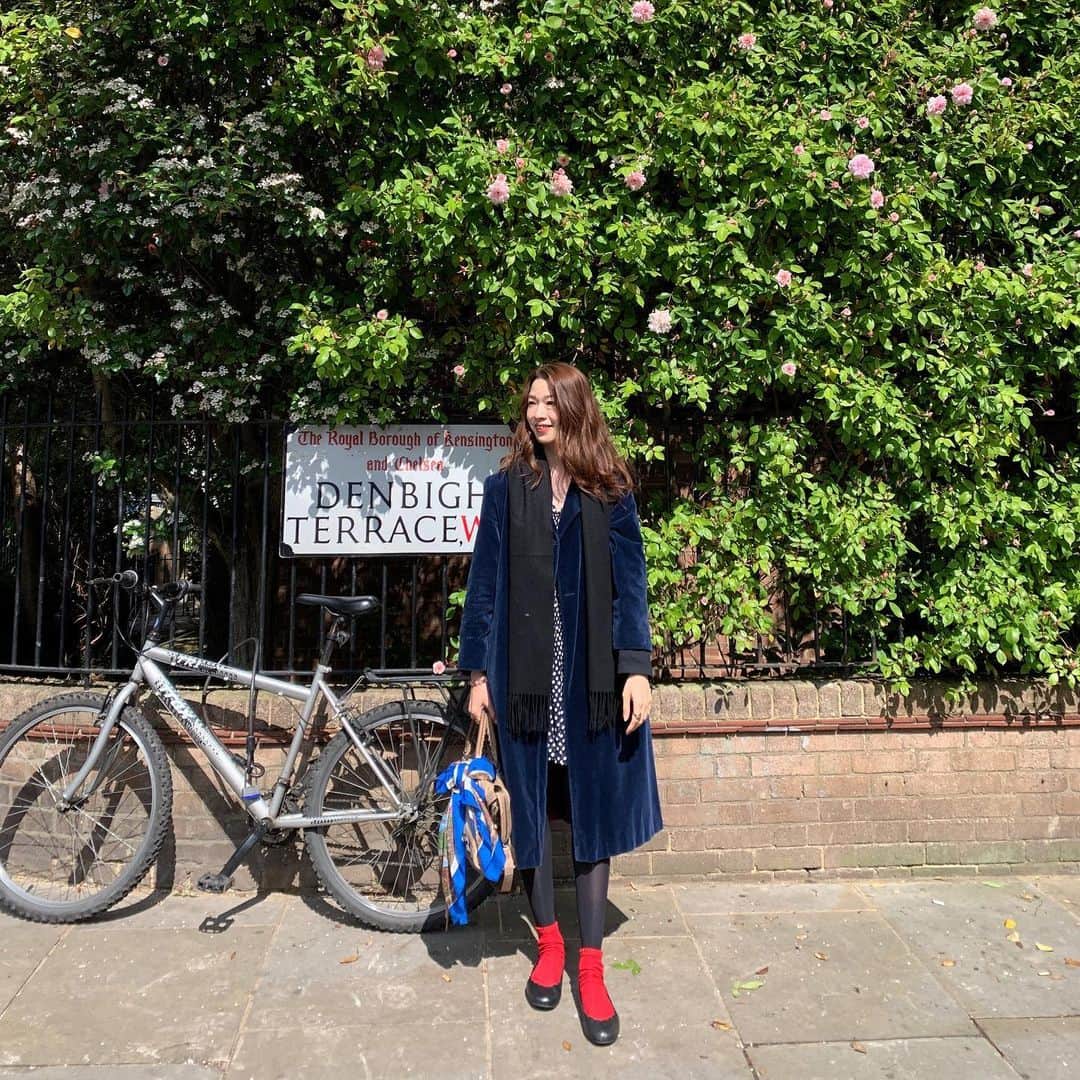 石井亜美さんのインスタグラム写真 - (石井亜美Instagram)「🇬🇧 . LONDONでのOUTFIT！ ヴィンテージのコートは @miriishii の借りた！ 私のコーディネートのポイントはいつも赤🥰 そろそろ靴下屋で買い足さねば。 #あみしぃコーデ . . #london #londontrip #fashion #balenciaga #redsocks #nottinghill」6月1日 12時18分 - ami_ishii_
