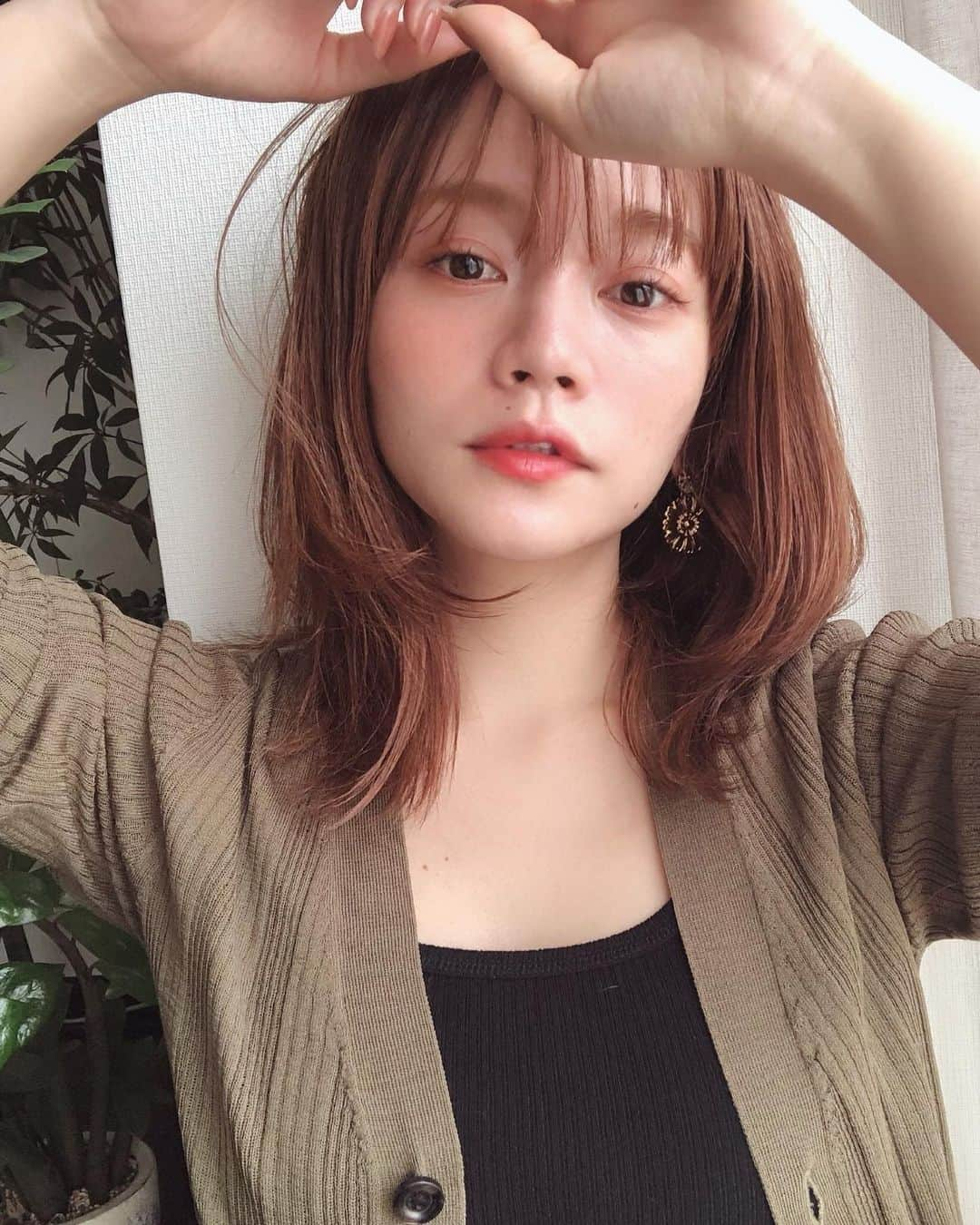 高山直子さんのインスタグラム写真 - (高山直子Instagram)「NEW HAIR💇🏼‍♀️ レイヤーしっかりめに入れてもらい、プチウルフ✂︎ カラーはここ最近ずっとオレンジ系で🧡 ベースがブリーチだから綺麗に入るし抜けてもいい感じで気に入ってる🧚🏻‍♀️ 前髪は伸ばす方向で👧🏼 Thanks @shogo1202 💇🏻‍♂️ ・ #レイヤーカット#大人ミディアム #夏髪#髪色#inoaloreal#inoacolor」6月1日 12時19分 - nao_70koro