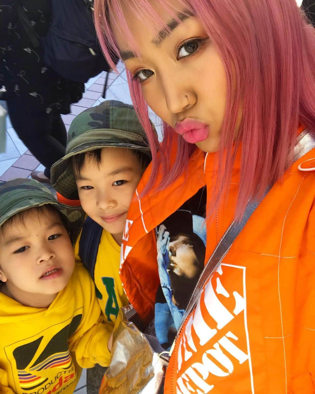 RIEHATAさんのインスタグラム写真 - (RIEHATAInstagram)「mommy&sons selfie😛💛🧡 the most hardest/beautiful job in the world #Mom 6月も ママ 頑張る！」6月1日 12時22分 - riehata