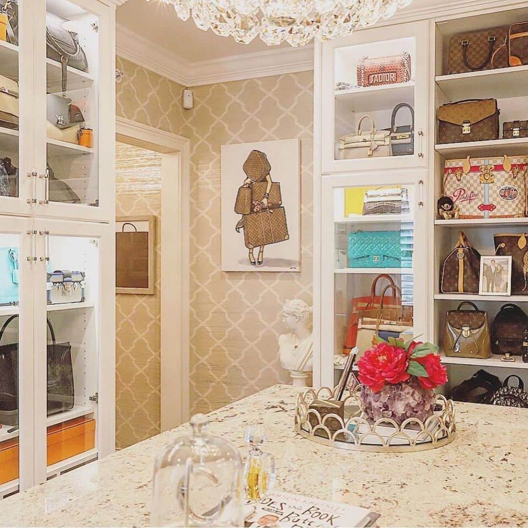 The Oliver Gal Artist Co.さんのインスタグラム写真 - (The Oliver Gal Artist Co.Instagram)「Going to be dreaming of this closet tonight 😍 #olivergal photo by @worldofcasaharris #closetgoals」6月1日 12時23分 - olivergalart
