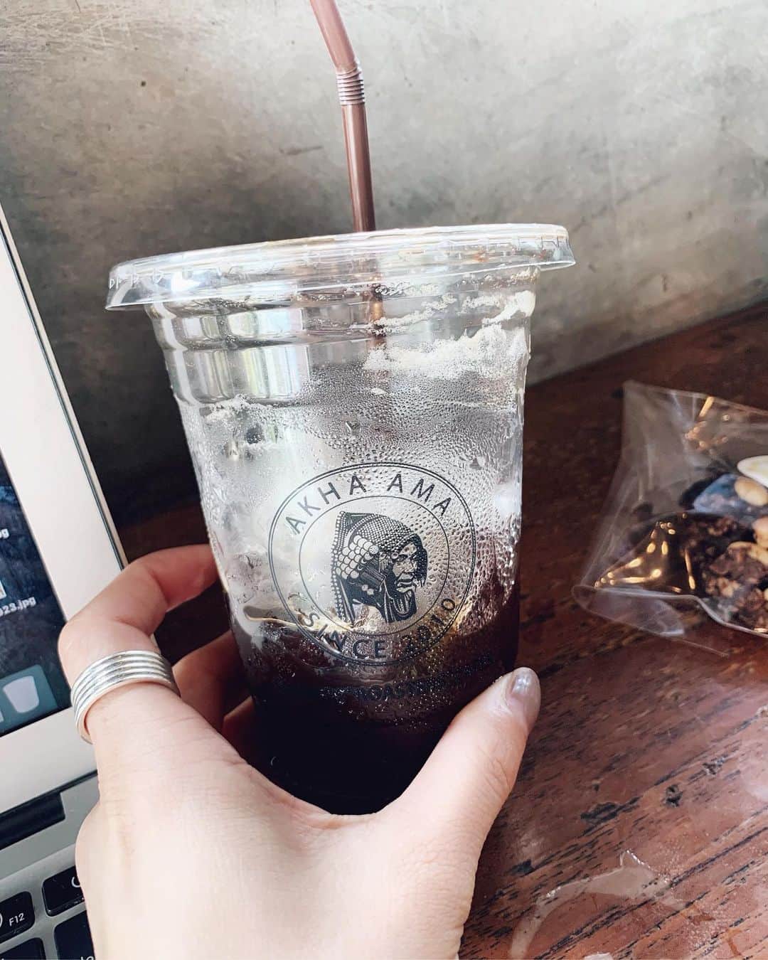 瀬戸晴加さんのインスタグラム写真 - (瀬戸晴加Instagram)「チェンマイにオススメのカフェはたっっくさんありますが、豆の美味しさで言ったら私的ナンバーワンは今のところ @akhaamacoffee ☕️ ここのコーヒーはタイの山岳民族アカ族手摘みのコーヒー豆で、シンプルなアメリカーノがきちんと美味しい大好きなカフェです。アカアマコーヒーは何店舗かありますが、旧市街地の La Fattoria が、SPチキンからもカオマンガイのお店からも徒歩すぐで近いのでその流れで行くのがオススメです。お土産用のコーヒー豆も、時期によってはチェンマイハニーも売っています🥰ハンドメイドの梅ソーダも夏にピッタリの味ですごく美味しいのでコーヒーが飲めない方がいても大丈夫です❤️ #thailand #chiangmai #coffee #trip #travel #cafe  #coffeetime #タイ #チェンマイ #旅 #女子旅 #旅行 #せとはるinタイ #คนญี่ปุ่น #แบบ #เสื้อผ้าคนอ้วนตัดตามแบบคนผอมม #แฟชั่น #ความงาม」6月1日 12時24分 - setoharu1030