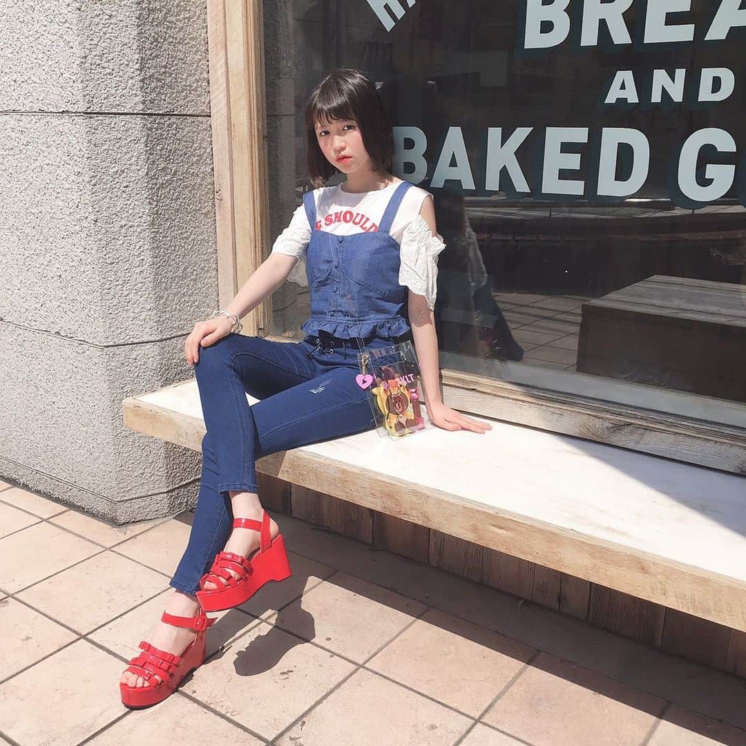 新潮社「ニコラ」さんのインスタグラム写真 - (新潮社「ニコラ」Instagram)「❤︎デニム大人カジュアルこーで❤︎ 色味の違うデニムonデニム に挑戦してみたよ〜。そして、赤を差し色にして甘くなりすぎないカジュアルコーデに💡シルバーブレスは形がおしゃれでとっても可愛いの♡クリアバッグにはニコラ6月号の付録チャームを付けてるんだよ🤭💗 . tops⇨Lovetoxic bustier⇨repipiarmario bottoms⇨wego sandal⇨wego bag⇨PINK-latte bracelet⇨wego  #町田恵里那 #エリナ  #ニコモSNAP #ニコモ #ニコラ #nicola #中学生 #jc3 #今日のコーデ #きょコ #お洒落さんと繋がりたい」6月1日 12時25分 - nicola_snap