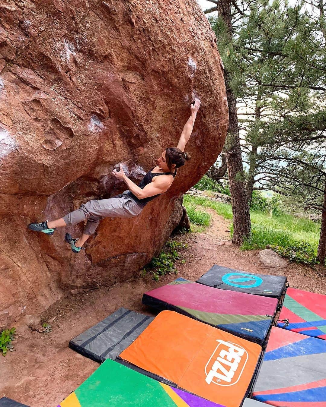 アレックス・パッチシオさんのインスタグラム写真 - (アレックス・パッチシオInstagram)「Did a little  impromptu evening Flagstaff session yesterday with @robinoleary and friends. Went to just hang out and have a little play and then surprised myself with being able to easily repeat “Trice” so thought why not try the little extension to it called “Epochalypse” V13/8B. Surprised myself with quick send and no bleeding tips.  The cool part is that Trice was my first V12 back when I was 19 or 20 years old and now I’m turning 30 in 2 weeks! Sent the low start to Trice 10 years later. 😂  Nice first day back in the states!!! 😁  @scarpana @petzl_official @frictionlabs  Thanks for the photo @benspannuth  #outside #jetlag #climb #uhamikakuto」6月1日 12時25分 - alex_puccio89