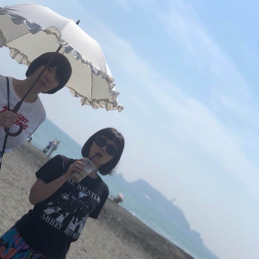 千秋さんのインスタグラム写真 - (千秋Instagram)「また来ちゃった⛱ 実は、数年前の夏に、お試しでちょっとだけ湘南に住んだんだけど、やっぱりいつかは海の見える家にも住みたいなあ。夢。  #湘南 #湘南ドライブ #海 #セブンカフェ #beatles #88tees #古着スカート #古着 #chanel #hervechapelier #hegreaterthani #LoveStone #3人 #セブンカフェ #古着 #古着好き #古着コーデ #古着ファッション #古着女子 #古着mix #古着千秋 #古着」6月1日 12時33分 - chiaki77777