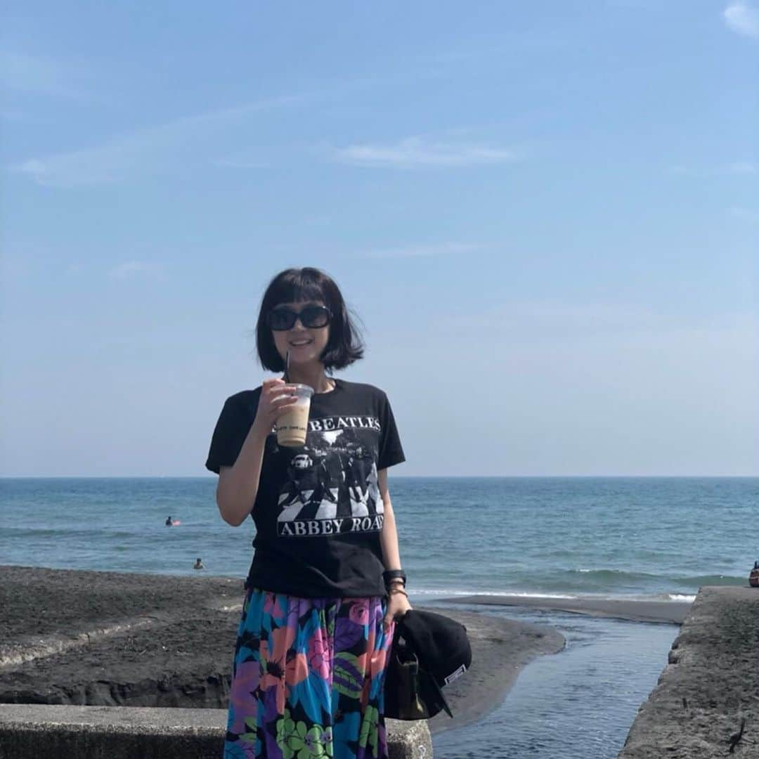 千秋さんのインスタグラム写真 - (千秋Instagram)「また来ちゃった⛱ 実は、数年前の夏に、お試しでちょっとだけ湘南に住んだんだけど、やっぱりいつかは海の見える家にも住みたいなあ。夢。  #湘南 #湘南ドライブ #海 #セブンカフェ #beatles #88tees #古着スカート #古着 #chanel #hervechapelier #hegreaterthani #LoveStone #3人 #セブンカフェ #古着 #古着好き #古着コーデ #古着ファッション #古着女子 #古着mix #古着千秋 #古着」6月1日 12時33分 - chiaki77777