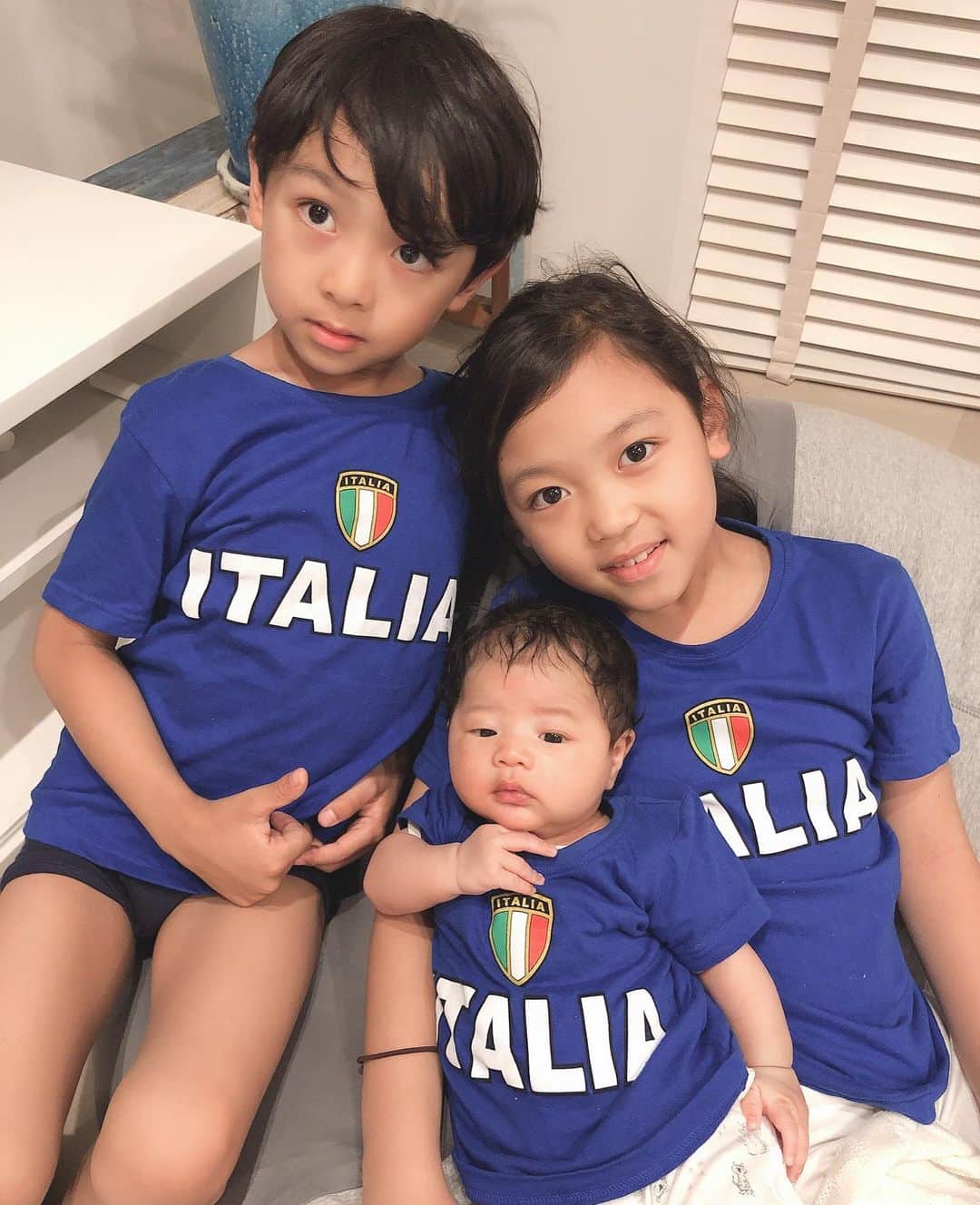 鈴木サチさんのインスタグラム写真 - (鈴木サチInstagram)「イタリアのお土産。 3人お揃いTシャツ。 ありがとう！  素敵な週末を^_^  #mama #mother #model #family #kids #baby #3きょうだい #italia  #お揃い #tokyo #japan」6月1日 12時43分 - sachi_suzuki