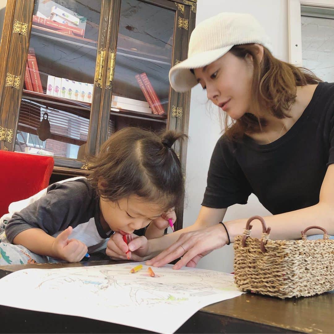 のインスタグラム：「#HappySaturday #FamilyTime 🐣🐵🖍💗🦄🌿🐳 . #육아일기 #육아기록 #아들맘 #토요일 #育児日記 #育児記録 #男の子ママ #土曜日 #おさるのジョージ #family #saturday #love #curiousgeorge」