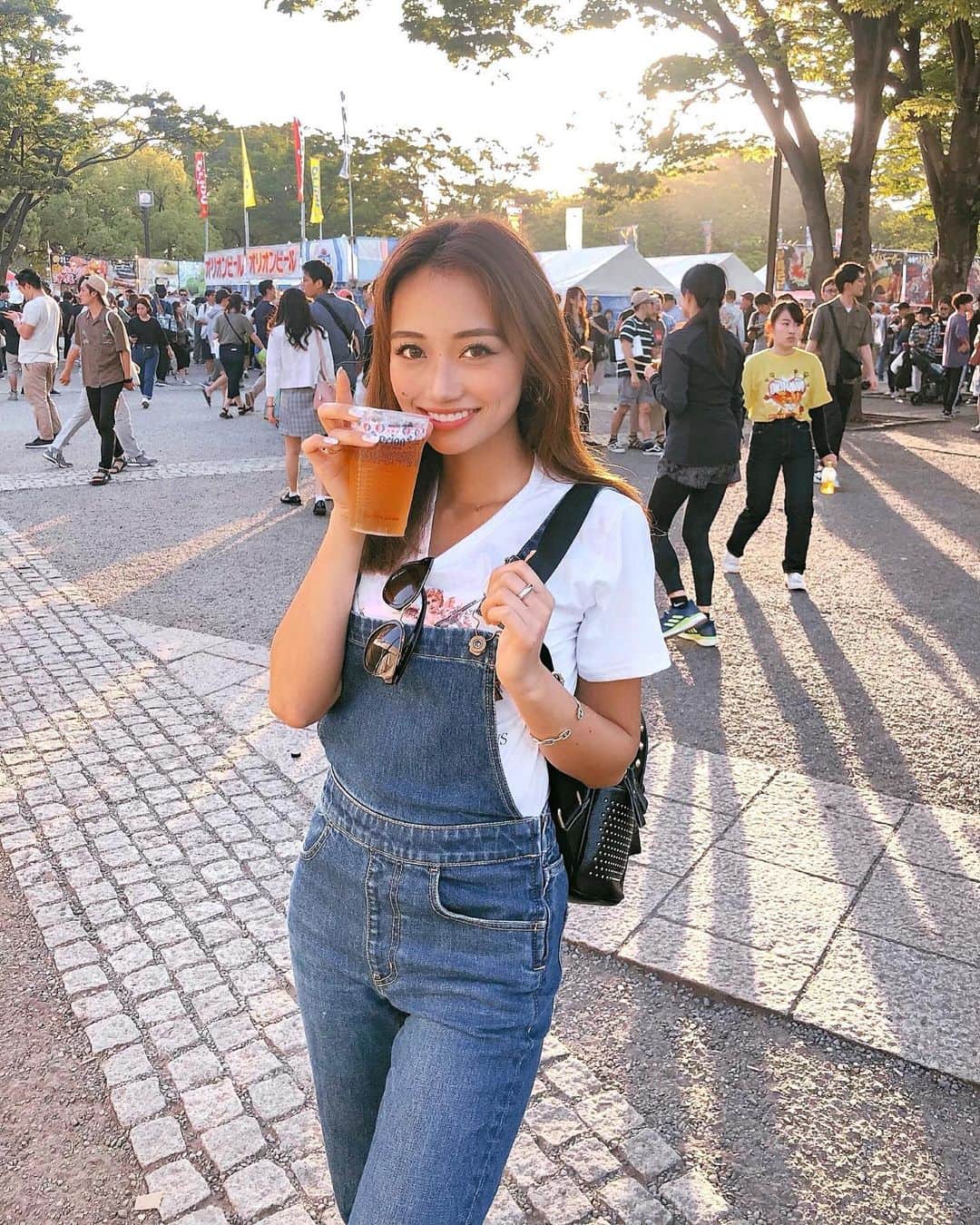のインスタグラム：「﻿ ﻿ ﻿ この前の沖縄フェスの時の🍺🌺🌴﻿﻿ なんかフィリピン人みたいなコーデだな🇵🇭w﻿ ﻿﻿ ﻿﻿ ﻿﻿ #ootd﻿﻿ #festival ﻿ #代々木公園﻿」