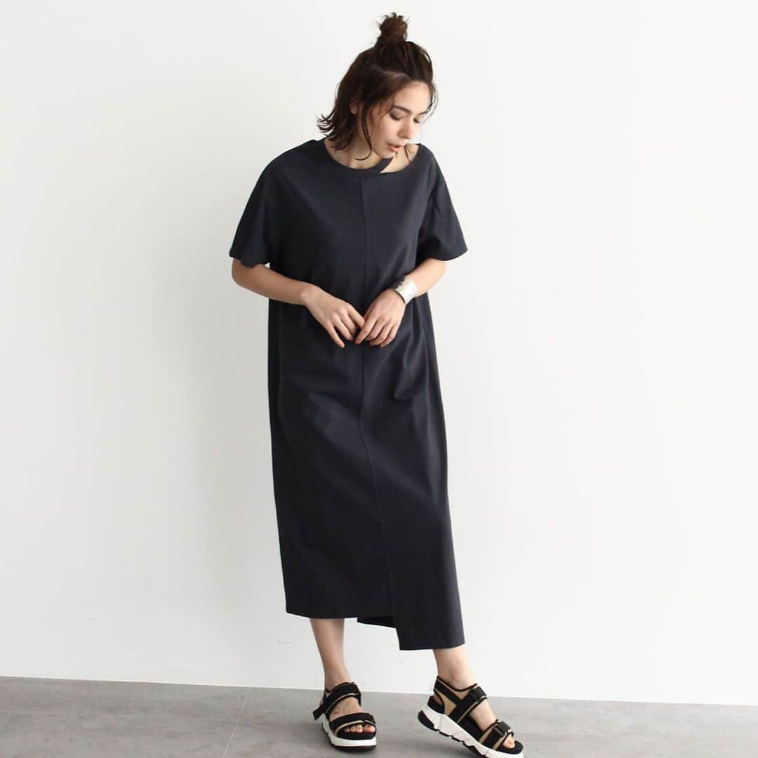 のインスタグラム：「SUMMER STYLE✔️﻿ ﻿ Tシャツワンピースもデザイン次第で﻿ さまになる一枚に。﻿ ﻿ アシンメトリーのデザインが﻿ 楽なのにオシャレ。﻿ ﻿ NEWS!!! ———————————﻿﻿﻿﻿ ワールドオンラインストアにて﻿ 【ボーナスポイントキャンペーン】実施中！﻿ 期間:5/31(金)〜6/4(火)﻿ 期間中のお買い上げ金額に応じて﻿﻿﻿ 最大【5,000ポイント】プレゼント🎁﻿ 新作もセールも対象となります！﻿﻿﻿ ﻿﻿﻿ ﻿﻿﻿ #OZOC」