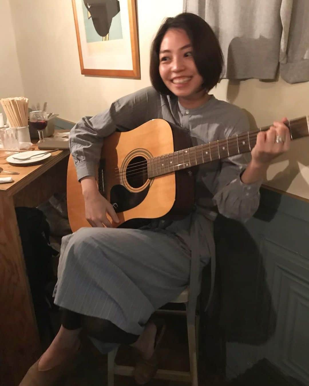 仲美咲さんのインスタグラム写真 - (仲美咲Instagram)「弾けません。🎸 #ギター」6月1日 13時03分 - naka_misaki_