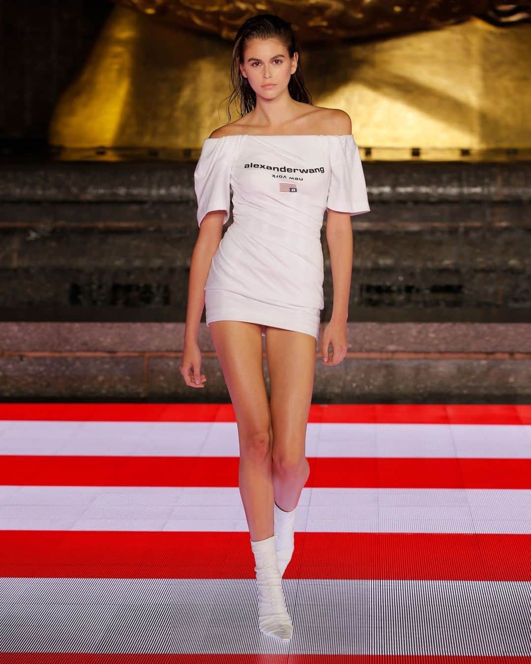 アレキサンダー・ワンのインスタグラム：「@KaiaGerber closes the show, bearing our upside down New York logo—a rebellious tribute to the brand's home—on her finale dress. #Collection12020」