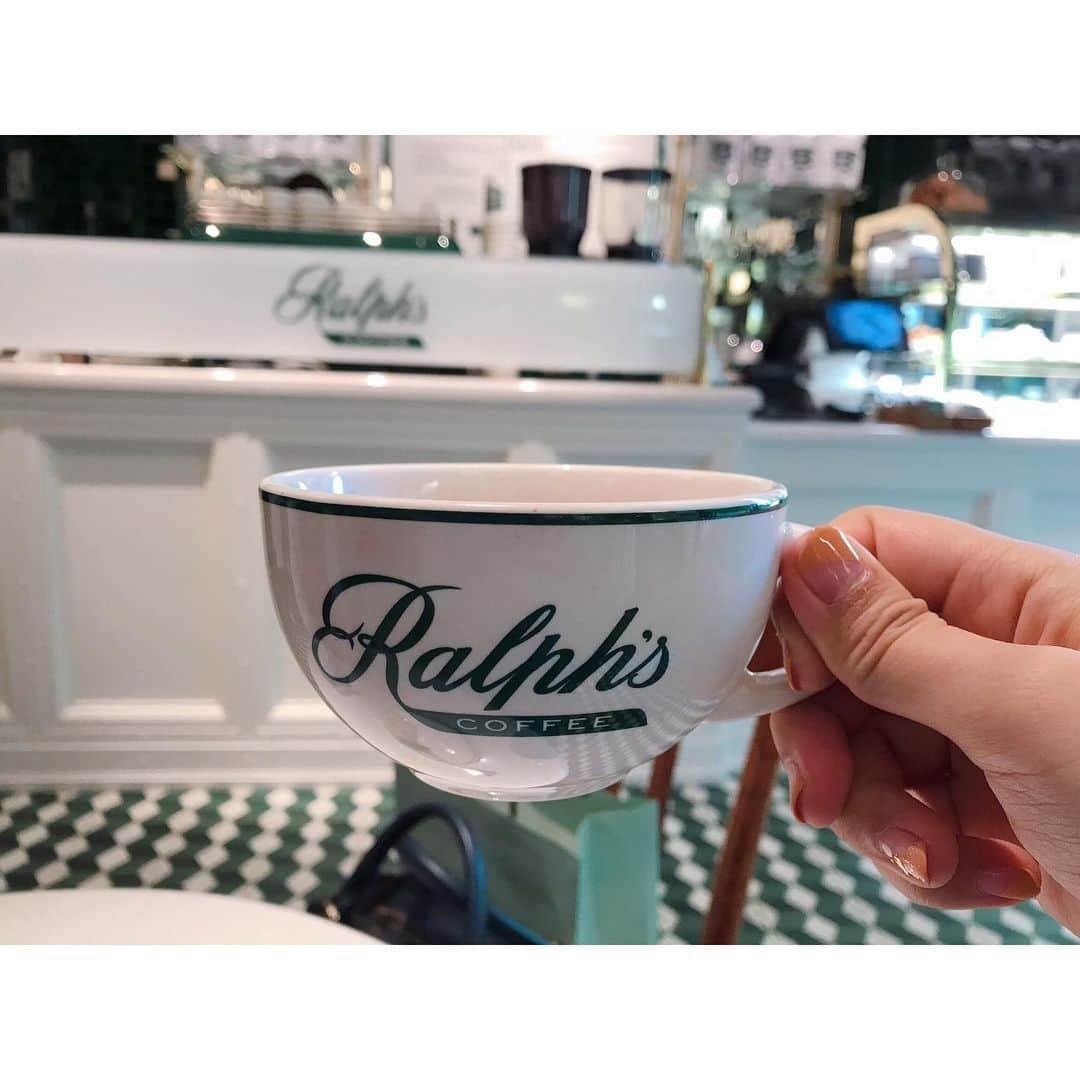 安蒜幸紀さんのインスタグラム写真 - (安蒜幸紀Instagram)「. 矢田ちゃんとラルフローレンのカフェ 「Ralph's coffee Omotesando」にも☕️ . インテリアすごく可愛かった✨ ラルフオリジナルの紅茶も さっぱりとしてて飲みやすかったです👍 . 次はケーキも食べたいなぁ🍰🧡 . #東京#表参道#ラルフローレン#ラルフコーヒー#紅茶#オリジナル#カフェ#女子会#ティータイム#フリーアナウンサー#ralphlauren#cafe#coffee#tea#drink#food」6月1日 13時01分 - ambirusaki