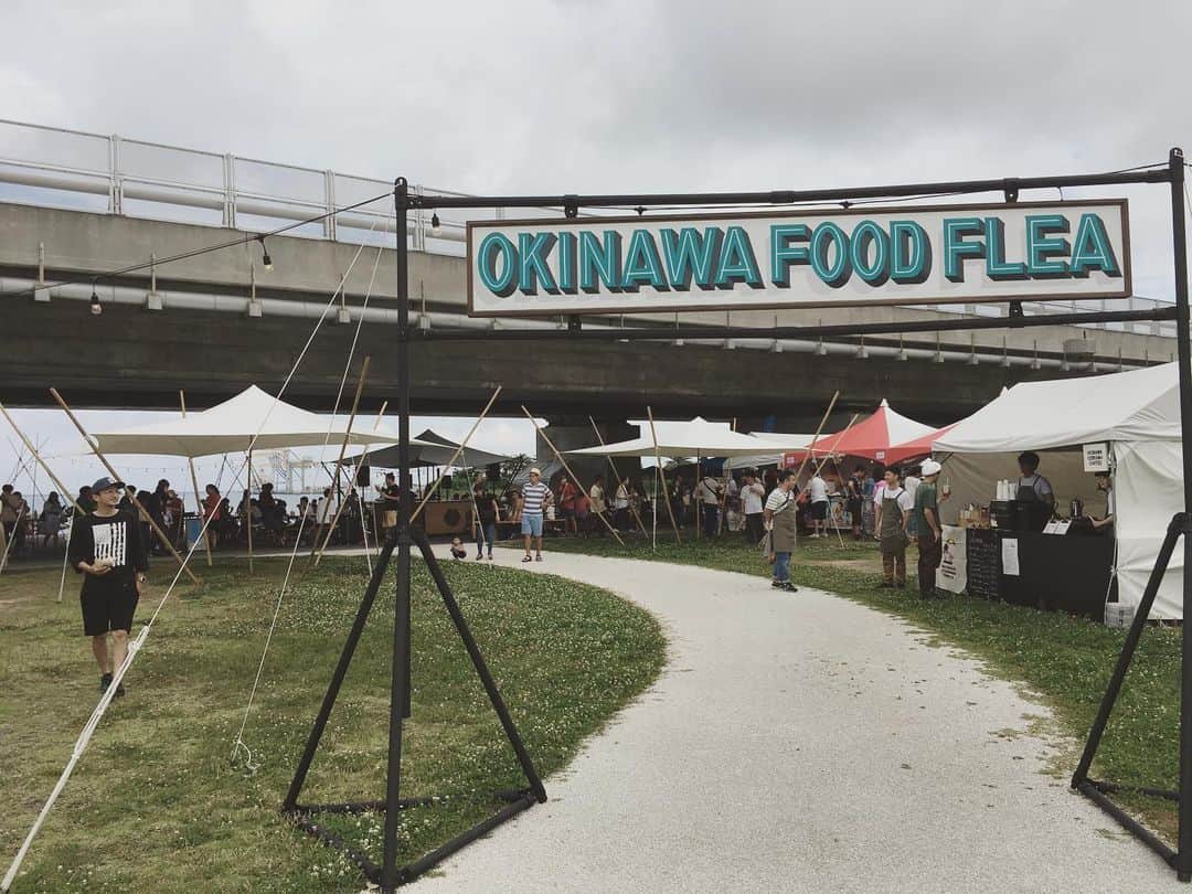 be-o編集部のインスタグラム：「OKINAWA FOOD FLEAも盛り上がってます‼️🌭🍔🌮 @okinawafoodflea  #okinawafoodflea #okinawa #food #グルメ」
