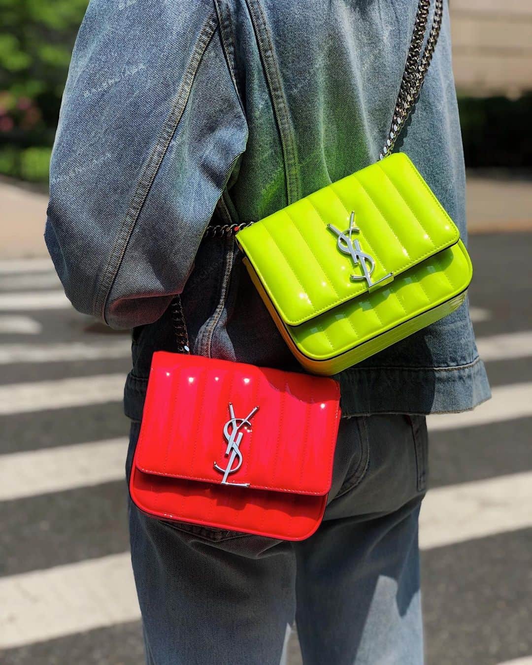 Bergdorf Goodmanさんのインスタグラム写真 - (Bergdorf GoodmanInstagram)「THE BRIGHT SIDE 💡 Comment below to let us know which of @ysl’s neon patent leather crossbody bags you would choose. Available now in store on the Main Floor. #BGInTheBag」6月1日 13時09分 - bergdorfs
