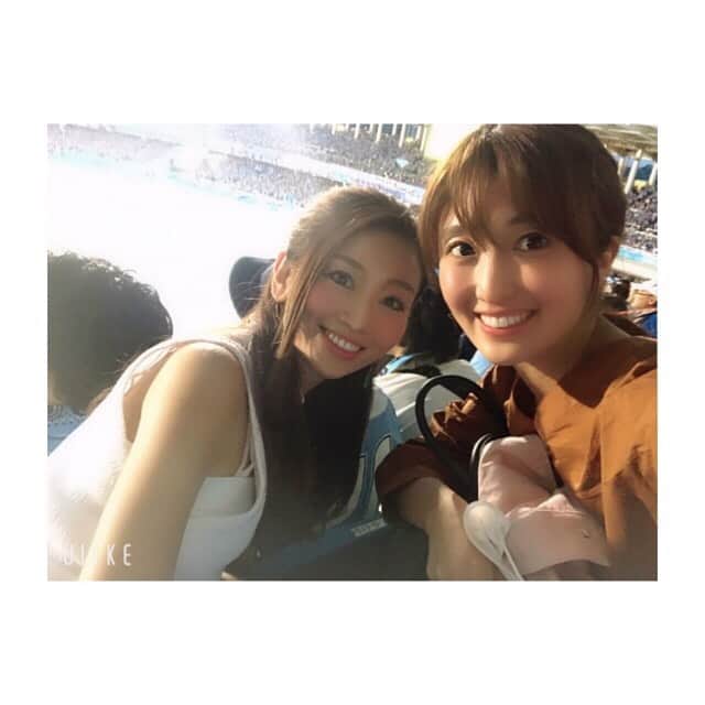 川口智美のインスタグラム：「かおりちゃんと #川崎フロンターレ vs #浦和レッズ の 試合を観に #等々力 へ⚽️✨ 1点を先行していたフロンターレが終了間際にレッズに 同点に追い付かれ、 1-1の引き分けに終わるという かなり刺激的な試合展開でした！  やっぱり、サッカーは楽しい❤️ かおりちゃん、 今日もありがとうございました😋 次は #野球 観戦ですね♪  #サッカー #Jリーグ #フロンターレ #レッズ #サッカー好き #サッカー女子#スポーツ好き #スポーツキャスター #等々力グラウンド #ホリプロ #ホリプロアナウンス室#soccer #jleague #kawasakifrontale #urawareds」