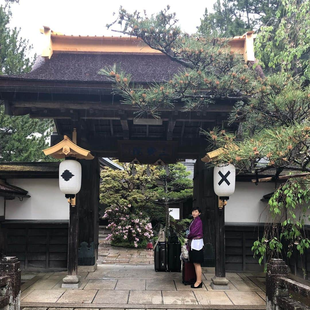 和泉元彌さんのインスタグラム写真 - (和泉元彌Instagram)「20190514 @高野山別格本山 三宝院  清浄心院にての奉納狂言を明日に控え 清めの雨に迎えられながら 宿坊に到着。  三宝院さまは 弘法大師空海の御母堂 玉依御前が開かれたお寺とか… 玉依御前は、弘法大師の体を気遣い 自ら籾をつまむかれ、お酒を作り 大師にお届けになられたと。 そんな思いを受け継がれた お寺ですね。  御住職は今の法印様です。  有難いご馳走をいただき、 暖かい布団に包まれ、 奉納に向けての心身を 整えることができました。」6月2日 0時08分 - izumimotoya