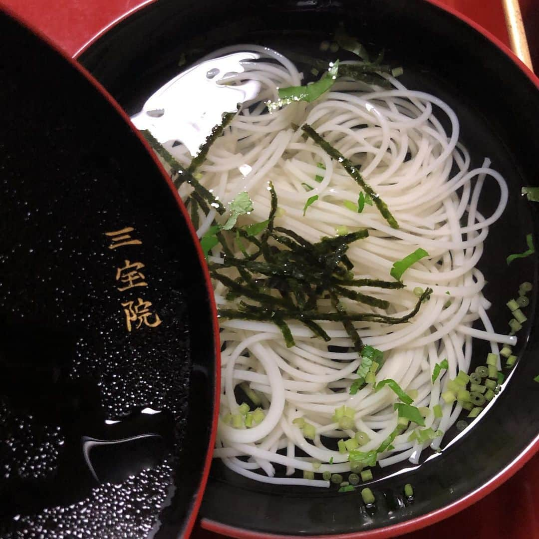 和泉元彌さんのインスタグラム写真 - (和泉元彌Instagram)「20190514 @高野山別格本山 三宝院  清浄心院にての奉納狂言を明日に控え 清めの雨に迎えられながら 宿坊に到着。  三宝院さまは 弘法大師空海の御母堂 玉依御前が開かれたお寺とか… 玉依御前は、弘法大師の体を気遣い 自ら籾をつまむかれ、お酒を作り 大師にお届けになられたと。 そんな思いを受け継がれた お寺ですね。  御住職は今の法印様です。  有難いご馳走をいただき、 暖かい布団に包まれ、 奉納に向けての心身を 整えることができました。」6月2日 0時08分 - izumimotoya