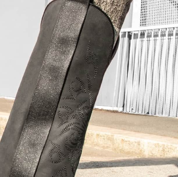 ブルーノボルデーゼさんのインスタグラム写真 - (ブルーノボルデーゼInstagram)「#detail4 NEW COLLECTION #fw19 #CHICCABOOTS . . www.brunobordese.com . . . . . . . . #brunobordese #cowboy #style #mood #shoesoftheday #shoes #boots #leather #nabuk #embroidery #special #esclusive #black #iconicshoes #shoesdesign #shoesaddict #fashionshoes #shoeslover #instashoes #loveforshoes #blackboots #wintershoes #fashiondesign #madeinitaly #shoesaddict」6月2日 0時00分 - brunobordese_official