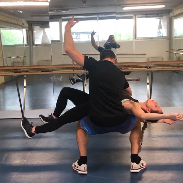 ニコーレ・デラ・モニカのインスタグラム：「Un piccolo scorcio di ciò che facciamo fuori dal ghiaccio 😍 A little sneak peek of what we do off ice!」