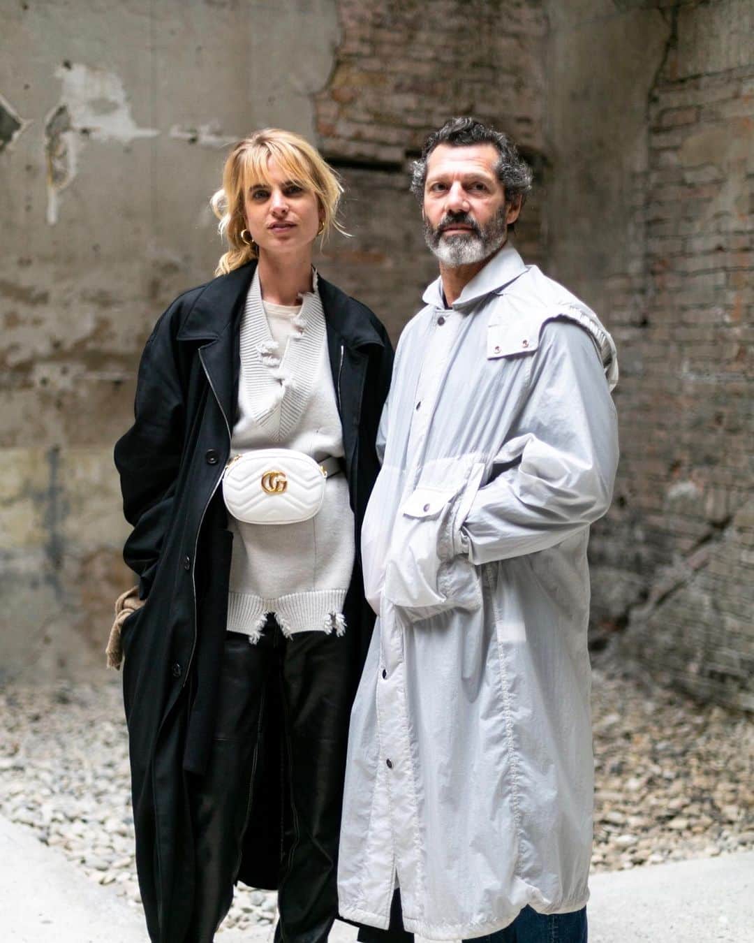 WWDジャパンさんのインスタグラム写真 - (WWDジャパンInstagram)「スナップ：雨天のオシャレはベネチアに学べ　「第58回ベネチア・ビエンナーレ」開幕﻿ ﻿  2年に1度、伊ベネチアで開催される現代美術の国際展覧会「ベネチア・ビエンナーレ（Venice Biennale）」が5月11日に開幕した。100年以上の歴史を持ち、“アートのオリンピック”とも呼ばれるこの美術の祭典には、今最も勢いのある現代芸術家の作品が展示され、世界中から美術ファンが集まる。会期は11月24日までだが、当記事では開幕直後の5月11〜12日にキャッチした来訪者の着こなしを紹介する。﻿ ﻿ スナップ全34枚はストーリーまたはプロフィールのリンクから🔗﻿ ﻿ #WWDsnap ←過去のスナップはこちらからチェック﻿ ﻿ PHOTOS : KIRSTEN KORTEBEIN / WWD (c) FAIRCHILD PUBLISHING, LLC﻿ ﻿ #VeniceBiennale #VeniceBiennale2019 #BiennaleVenezia #Biennale#streetstyles」6月2日 0時03分 - wwd_jp