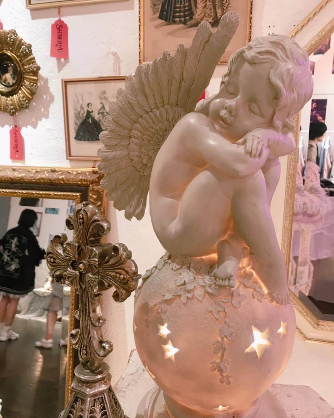 ぱいぱいでか美さんのインスタグラム写真 - (ぱいぱいでか美Instagram)「rurumu:の展示受注会いきました✟ お洋服はもちろん、プロップも素敵でした❤︎ ꙳ #rurumu #exhibition #恵比寿KATA #水野しず ちゃん ꙳ 先日投稿した女子会ランチのあとに 行けるメンバーでお邪魔しました☻ 漢字の縷縷夢兎とはまた違った優しさや包容力を感じるrurumu: 今回もどれも良すぎてかなり悩みましたが 写真で着用させて頂いてるスカートを注文しました。 膝下の透け感とサイドのプリーツがアニマル柄で可愛い(T . T) カーディガンは前回お願いしてお気に入りですー！ プロップもめちゃくちゃ良くて、しかも買っていけるっていう！すご rurumu:展示受注会、恵比寿KATAで明日6/2までです。 しずちゃんとの自撮りギャルいポーズ二人ともしてました。 あはは。笑」6月2日 0時04分 - paipaidekami