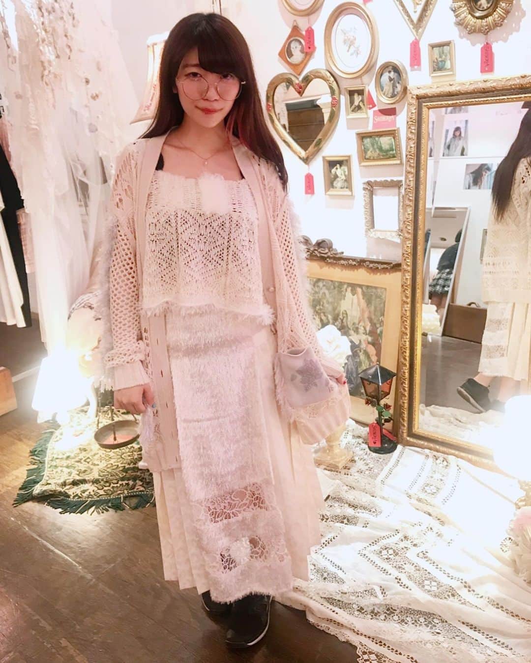 ぱいぱいでか美のインスタグラム：「rurumu:の展示受注会いきました✟ お洋服はもちろん、プロップも素敵でした❤︎ ꙳ #rurumu #exhibition #恵比寿KATA #水野しず ちゃん ꙳ 先日投稿した女子会ランチのあとに 行けるメンバーでお邪魔しました☻ 漢字の縷縷夢兎とはまた違った優しさや包容力を感じるrurumu: 今回もどれも良すぎてかなり悩みましたが 写真で着用させて頂いてるスカートを注文しました。 膝下の透け感とサイドのプリーツがアニマル柄で可愛い(T . T) カーディガンは前回お願いしてお気に入りですー！ プロップもめちゃくちゃ良くて、しかも買っていけるっていう！すご rurumu:展示受注会、恵比寿KATAで明日6/2までです。 しずちゃんとの自撮りギャルいポーズ二人ともしてました。 あはは。笑」