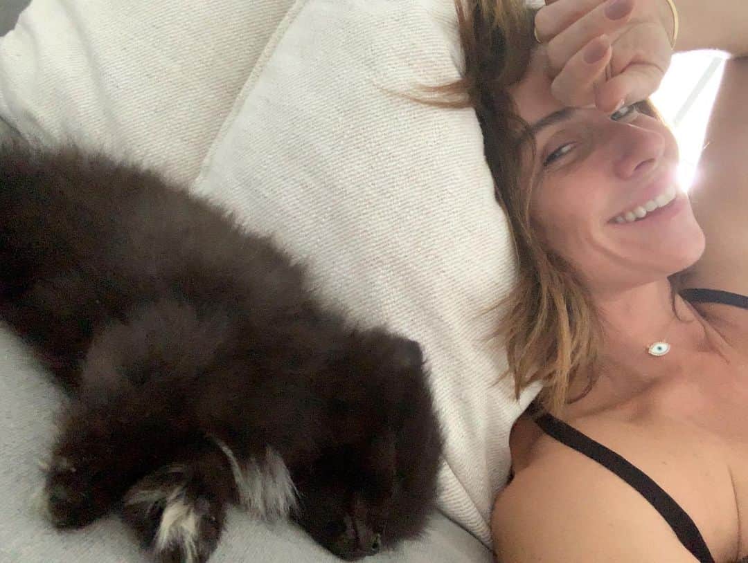 Giovanna Antonelliのインスタグラム：「Um sábado cheio de dengo......♥️ 🐶 #sorte」