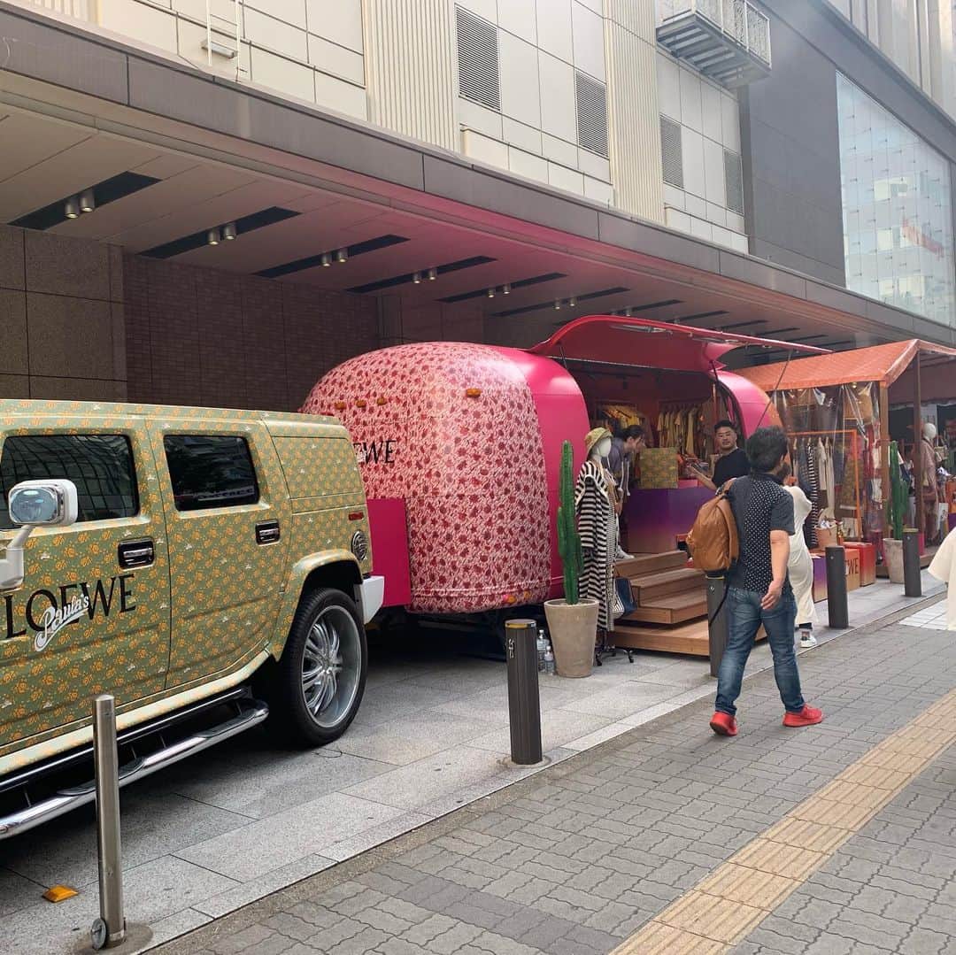 亀恭子さんのインスタグラム写真 - (亀恭子Instagram)「LOEWE 「パラウズ ロードトリップ」イベント at 名古屋 . . . 先週の神戸に続き、今回の名古屋も。 気候に恵まれながら、 ご来店頂いた皆様にはお買い物を楽しんで頂いてました。 ありがとうございました！ . . お忙しい中お越し下さったお客様や、気さくなスタッフの皆さんと。 合間で撮れた写真を少し…^ ^ . . #loewe #2019ss #loewedaimarukobe #popup #personalstyling」6月1日 22時40分 - kame_kyo