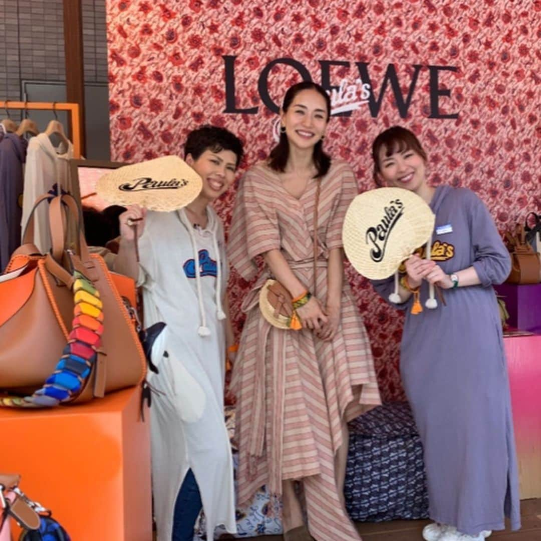 亀恭子さんのインスタグラム写真 - (亀恭子Instagram)「LOEWE 「パラウズ ロードトリップ」イベント at 名古屋 . . . 先週の神戸に続き、今回の名古屋も。 気候に恵まれながら、 ご来店頂いた皆様にはお買い物を楽しんで頂いてました。 ありがとうございました！ . . お忙しい中お越し下さったお客様や、気さくなスタッフの皆さんと。 合間で撮れた写真を少し…^ ^ . . #loewe #2019ss #loewedaimarukobe #popup #personalstyling」6月1日 22時40分 - kame_kyo