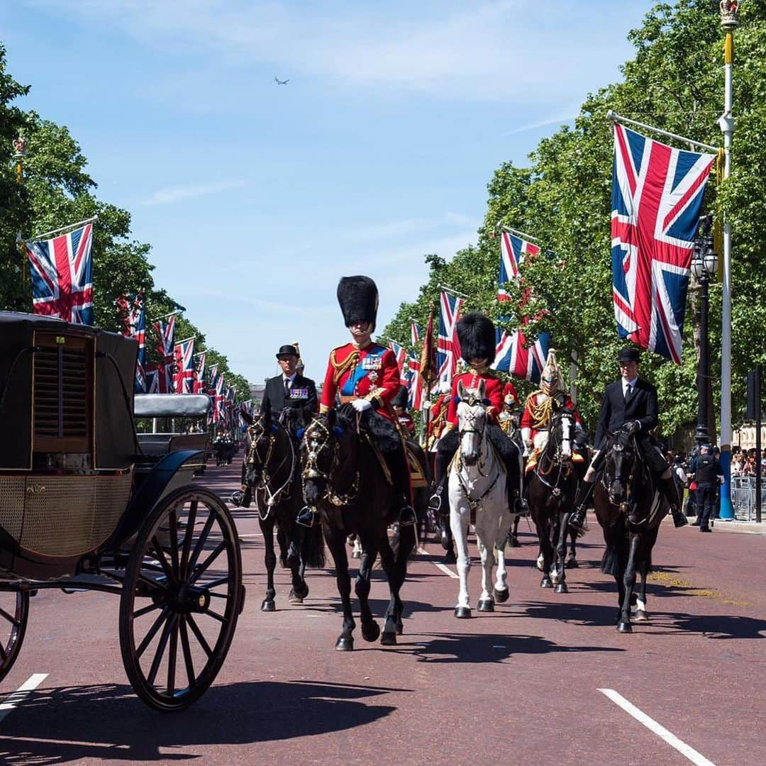 ロイヤル・ファミリーさんのインスタグラム写真 - (ロイヤル・ファミリーInstagram)「Today @hrhthedukeofyork, Colonel of the @grenadier.guards, reviewed the Troops and took the salute at the Colonel’s Review at Horse Guards Parade.  The Colonel’s Review is identical to Trooping the Colour (The Queen’s Birthday Parade) which takes place next Saturday.  This year, The Grenadier Guards, will ‘Troop their Colour’ at The Queen’s Birthday Parade and the Colonel’s Review is the final opportunity for the Regiment to perfect the parade and to be reviewed by their Colonel.  His Royal Highness has been Colonel of the Grenadier Guards since 2017, taking over from The Duke of Edinburgh who had held the role since 1975.  See more on @hrhthedukeofyork.  The Queen has been Colonel-in-Chief since her accession to the throne in 1952, and between 1942-1952 she was the Regiment’s Colonel.」6月1日 22時40分 - theroyalfamily