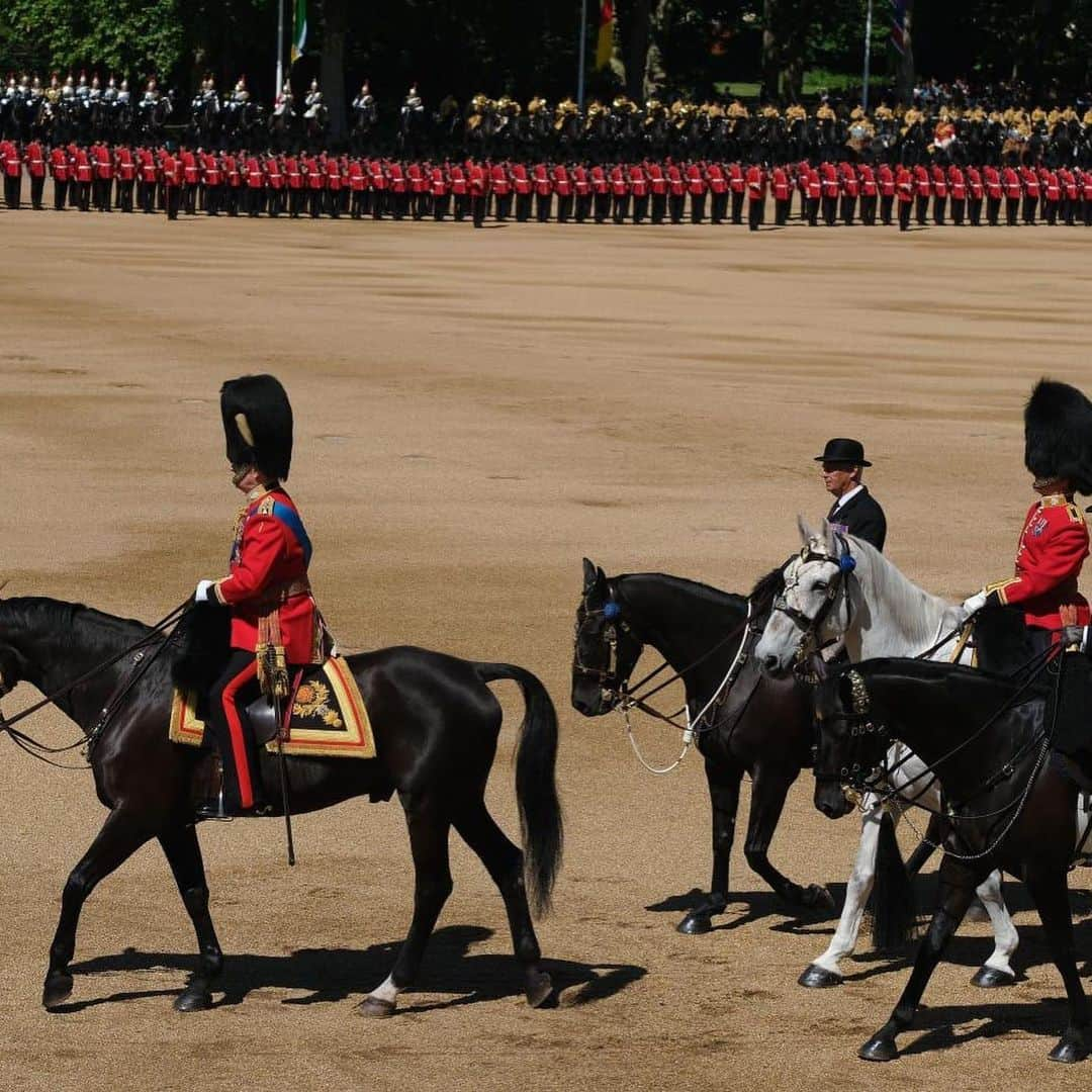 ロイヤル・ファミリーさんのインスタグラム写真 - (ロイヤル・ファミリーInstagram)「Today @hrhthedukeofyork, Colonel of the @grenadier.guards, reviewed the Troops and took the salute at the Colonel’s Review at Horse Guards Parade.  The Colonel’s Review is identical to Trooping the Colour (The Queen’s Birthday Parade) which takes place next Saturday.  This year, The Grenadier Guards, will ‘Troop their Colour’ at The Queen’s Birthday Parade and the Colonel’s Review is the final opportunity for the Regiment to perfect the parade and to be reviewed by their Colonel.  His Royal Highness has been Colonel of the Grenadier Guards since 2017, taking over from The Duke of Edinburgh who had held the role since 1975.  See more on @hrhthedukeofyork.  The Queen has been Colonel-in-Chief since her accession to the throne in 1952, and between 1942-1952 she was the Regiment’s Colonel.」6月1日 22時40分 - theroyalfamily