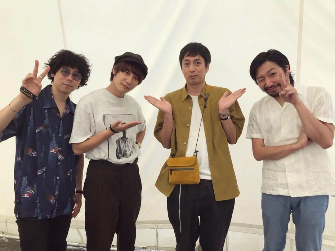 THE BAWDIESさんのインスタグラム写真 - (THE BAWDIESInstagram)「本日はミリオンロック！沢山の最高の笑顔をありがとございました！  続きはツアー6/25の福井でやりましょうね！待ってます！  今日は久々に徳井さん（様）とも話せて "バンドお笑い同好会" 部長として感無量だったり…  TAXMANから→ 米田くん（夜の本気ダンス）にバトンという名のネクタイを、サッカー選手がユニホーム交換するかのように…渡したり。。 卓郎（9mm）と、ゆったり平和な日常会話をしたり…  シンペイさん（ストレイテナー）とご飯を食べながらキュウリの大切さを教えてもらったり…と、ミリオンを満喫してまいりました！  楽しかったーっ！By 部長  #bawdies #百万石音楽祭 #ミリオンロック #徳井義実 さん #鶯谷フィルハーモニー #バンドお笑い同好会 #夜の本気ダンス #ミリオンロックに幸あれ」6月1日 22時33分 - thebawdies