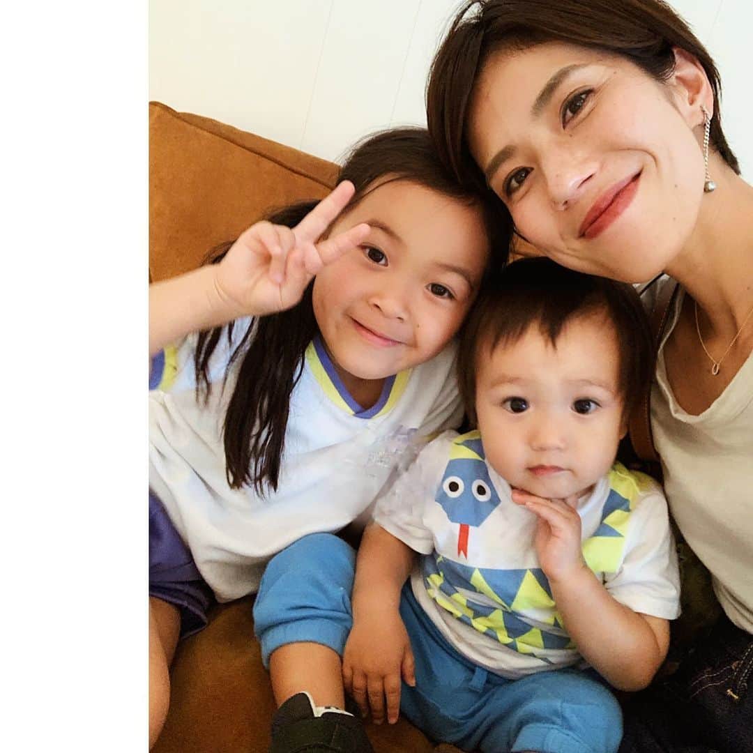 のインスタグラム：「今日は、娘のスクール生活最後、息子にとっては初めてのSPORTS FESTIVALでした🏅 * 早いもので娘は年長さんになり、去年見て涙した年長さんの組体操を娘達のクラスがしていて感動でした😭❤️小さな体でみんなで一生懸命に真剣な眼差しで取り組んでいて😭泣きそうなところで、ラストのピラミッドで娘がセンターでヨガポーズを決めて大笑いで終わりました😂❤️ * ダンスもリレーもかっこよかったよ♡ * 息子はというと、日頃すごい練習も上手にやってる！と聞いていて楽しみにしてたのに私からピッタリと離れず何一つ参加しませんでした😂🙄笑！#これもまた思い出 * ジィジバァバ、弟夫婦、娘が自ら「ゆい、来る？」と誘って来てくれた @yuiram とワイワイ見に行きました📣 * 楽しかった！ありがとう😊 * 先生達には、感謝しかないです🙏 * #運動会#sportsfestival #family #mamalife  #5歳#1歳」