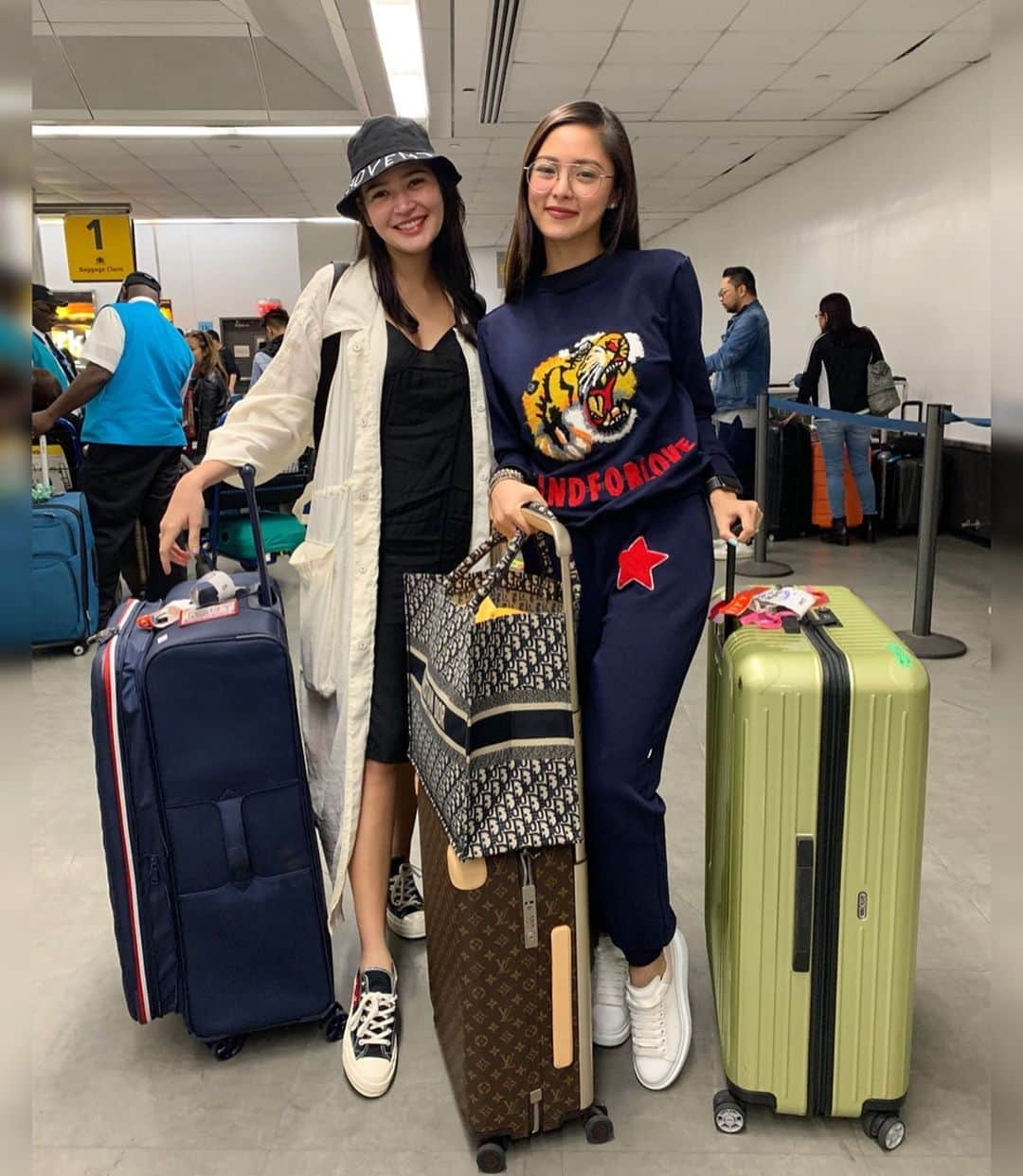 Kim Chiuさんのインスタグラム写真 - (Kim ChiuInstagram)「Good morning New York!!!🌠🗽😘 . hi momsy bels!!!👯‍♀️ @bela  see you later tonight everyone at Kasayahan at Kasuotang Pinoy sa Manhattan in skylight modern new york 7pm!!!😁 Happy Philippine Independence day!🇵🇭 . . thank you @kimxianaroundtheglobe for the salubong, flowers and food kanina❤️」6月1日 22時36分 - chinitaprincess