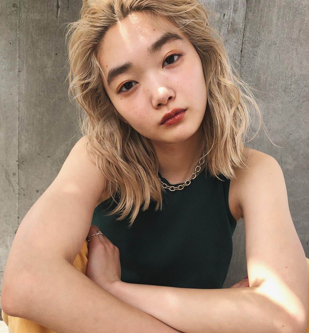 カワシリアツシのインスタグラム：「6月もご予約お待ちしてます☺︎ ・ ・ ・ ・ブリーチの回数がわからない。 ・値段が気になる。 ・ダメージが心配。など なんでもご気軽にご相談ください😊 ・ ご予約やご相談はURLもしくはDM・LINEにて待ちしております🙆‍♂️ ・ ・ ・ ご予約はトップページURLをクリック😊 もしくはDMください✉️ ・ ネットで×になってても お取りできるお時間もございますので、 ご気軽にご相談ください🙆‍♂️ ・  #アディクシー #イルミナカラー  #外国人風カラー #ミニボブ #切りっぱなしボブ #ハイライト #外ハネ #グラデーション #外国人風 #ポートレート #美容室 #美容院 #美容学生 #撮影 #東京 #渋谷  #ショートヘア #グレージュ  #ブルージュ #ブリーチ #portrait #フィルムカメラ #hairstyle #ショートカット #haircolor #ハイトーン #데일리룩 #时尚 #แฟชั่น#デジキュア」