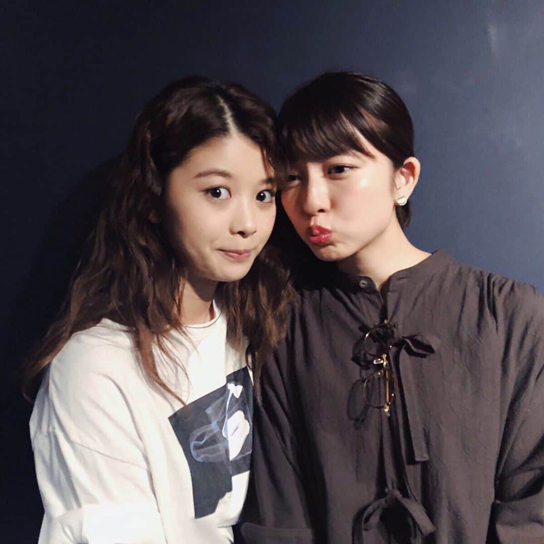 小島梨里杏さんのインスタグラム写真 - (小島梨里杏Instagram)「#白井晃 さん演出 #舞台 #恐るべき子供たち 観劇してきました。  愛するふみちゃ素晴らしかった。うまく言葉にできない分、抱きしめました。あー、、、すきらぶ。  明日で千秋楽ふぁいとだ。 . . . 黒いシミだけを残した子供部屋が 息をしているようで苦しかったなぁ。  孤独やさみしさ、狂気、、愛。子供でなくともだれしもに宿っているかもしれない恐るべき子供たちと、子供ならでは、その時の、たのしい遊び。本能。。 また白い布たちが演者の手によって自由自在に動き、からまりあって、いろんなものを成していく様がすごく面白かったし、影もすべて素敵だった。  あんなに前のめりになりそうな姿勢を堪えて、心だけは前のめりになっていたのは久しぶりでした。  たまらなくすきでした。羨望。 . . . 横浜から帰ってきて、ひとり、ごはんを食べ終え帰ろうと町を歩いていたら、まさかの白井さんにばったりお会いできました。なんたる夜だ、、。おやすみ。」6月1日 22時36分 - r_riria