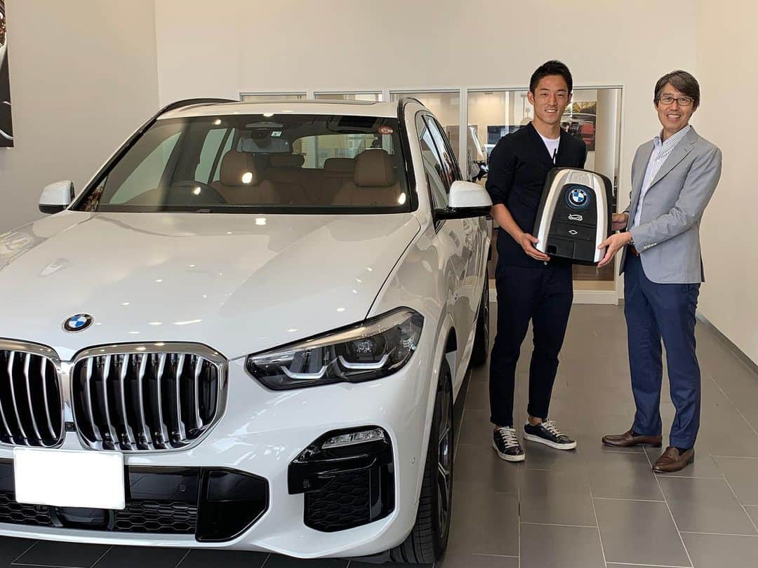 森岡亮太のインスタグラム：「ShonanBMWのアンバサダーに就任することになりました！日本に滞在している間、車のサポートをしていただきます！  #shonanbmw #bmw #x5」