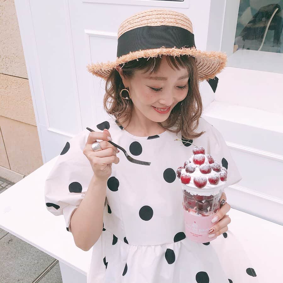 Kikuno Sayumiさんのインスタグラム写真 - (Kikuno SayumiInstagram)「〻cafe de paris〻 ・ ・ ・ 今六本木に期間限定でOPENしている @cafedeparis_japan に皆で行ってきたよ𓍯 ・ ・ @saito.yukari @aiuzura @amigo.amigo.5205622 @manamisotayuta ・ ・ 前にいちごとマンゴーを食べたからチェリーを頼んだよ🍒 ・ 今のネイルも#さくらんぼ な私。見た目も味もめっちゃ好き😍 ・ 皆でわけわけ。マスカットも美味しかった ・ クリームがヨーグルトっぽくてさっぱりしてて大好き☺︎ ・ ・ 9/1までopenしてるみたいだからまた行きたいな♡♡ ・ ・ onepiece▶ @donobanweb ・ ・ ・ #ファッション#コーデ#fashion#ママコーデ#プチプラコーデ#大人カジュアル#ヘアアレンジ#オン眉#大人可愛い#ジユジョ#トレンド#ootd#夏コーデ#カフェ#オシャレカフェ#カフェ巡り#カフェ好きな人と繋がりたい#ドット#cafedeparis #カフェドパリ#カフェドパリ日本上陸 #カフェドパリ六本木#韓国#インスタ映え#ドノジョ#ドノバン#donoban」6月1日 22時37分 - sayumikikuno