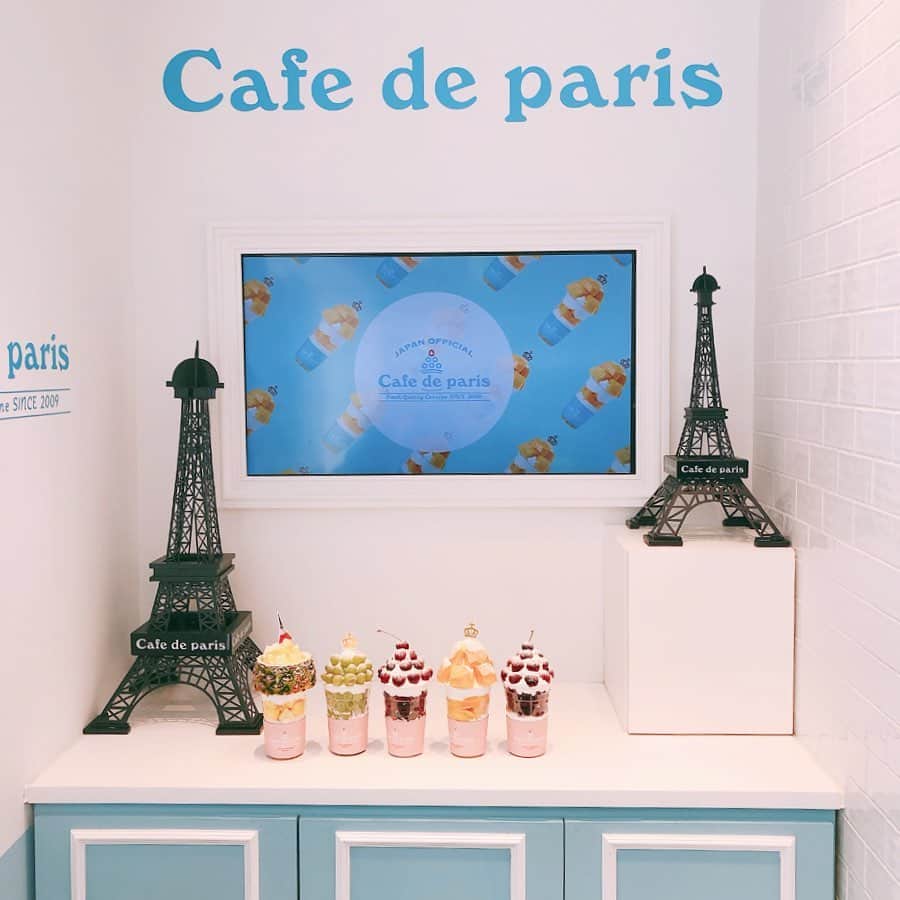 Kikuno Sayumiさんのインスタグラム写真 - (Kikuno SayumiInstagram)「〻cafe de paris〻 ・ ・ ・ 今六本木に期間限定でOPENしている @cafedeparis_japan に皆で行ってきたよ𓍯 ・ ・ @saito.yukari @aiuzura @amigo.amigo.5205622 @manamisotayuta ・ ・ 前にいちごとマンゴーを食べたからチェリーを頼んだよ🍒 ・ 今のネイルも#さくらんぼ な私。見た目も味もめっちゃ好き😍 ・ 皆でわけわけ。マスカットも美味しかった ・ クリームがヨーグルトっぽくてさっぱりしてて大好き☺︎ ・ ・ 9/1までopenしてるみたいだからまた行きたいな♡♡ ・ ・ onepiece▶ @donobanweb ・ ・ ・ #ファッション#コーデ#fashion#ママコーデ#プチプラコーデ#大人カジュアル#ヘアアレンジ#オン眉#大人可愛い#ジユジョ#トレンド#ootd#夏コーデ#カフェ#オシャレカフェ#カフェ巡り#カフェ好きな人と繋がりたい#ドット#cafedeparis #カフェドパリ#カフェドパリ日本上陸 #カフェドパリ六本木#韓国#インスタ映え#ドノジョ#ドノバン#donoban」6月1日 22時37分 - sayumikikuno