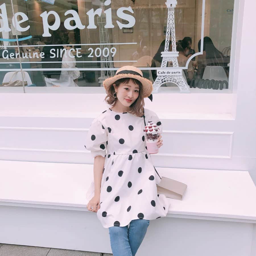 Kikuno Sayumiさんのインスタグラム写真 - (Kikuno SayumiInstagram)「〻cafe de paris〻 ・ ・ ・ 今六本木に期間限定でOPENしている @cafedeparis_japan に皆で行ってきたよ𓍯 ・ ・ @saito.yukari @aiuzura @amigo.amigo.5205622 @manamisotayuta ・ ・ 前にいちごとマンゴーを食べたからチェリーを頼んだよ🍒 ・ 今のネイルも#さくらんぼ な私。見た目も味もめっちゃ好き😍 ・ 皆でわけわけ。マスカットも美味しかった ・ クリームがヨーグルトっぽくてさっぱりしてて大好き☺︎ ・ ・ 9/1までopenしてるみたいだからまた行きたいな♡♡ ・ ・ onepiece▶ @donobanweb ・ ・ ・ #ファッション#コーデ#fashion#ママコーデ#プチプラコーデ#大人カジュアル#ヘアアレンジ#オン眉#大人可愛い#ジユジョ#トレンド#ootd#夏コーデ#カフェ#オシャレカフェ#カフェ巡り#カフェ好きな人と繋がりたい#ドット#cafedeparis #カフェドパリ#カフェドパリ日本上陸 #カフェドパリ六本木#韓国#インスタ映え#ドノジョ#ドノバン#donoban」6月1日 22時37分 - sayumikikuno