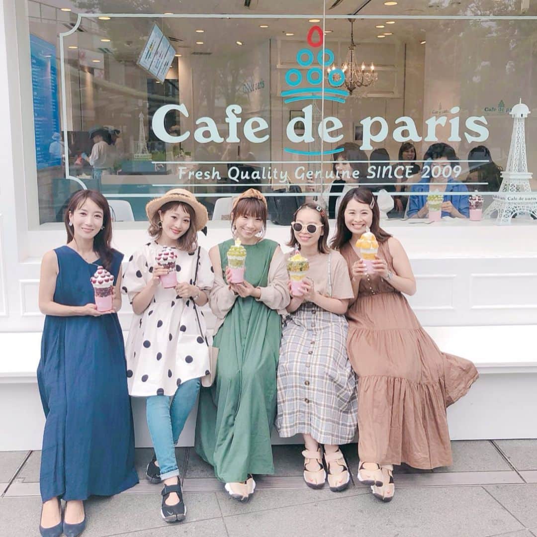 Kikuno Sayumiさんのインスタグラム写真 - (Kikuno SayumiInstagram)「〻cafe de paris〻 ・ ・ ・ 今六本木に期間限定でOPENしている @cafedeparis_japan に皆で行ってきたよ𓍯 ・ ・ @saito.yukari @aiuzura @amigo.amigo.5205622 @manamisotayuta ・ ・ 前にいちごとマンゴーを食べたからチェリーを頼んだよ🍒 ・ 今のネイルも#さくらんぼ な私。見た目も味もめっちゃ好き😍 ・ 皆でわけわけ。マスカットも美味しかった ・ クリームがヨーグルトっぽくてさっぱりしてて大好き☺︎ ・ ・ 9/1までopenしてるみたいだからまた行きたいな♡♡ ・ ・ onepiece▶ @donobanweb ・ ・ ・ #ファッション#コーデ#fashion#ママコーデ#プチプラコーデ#大人カジュアル#ヘアアレンジ#オン眉#大人可愛い#ジユジョ#トレンド#ootd#夏コーデ#カフェ#オシャレカフェ#カフェ巡り#カフェ好きな人と繋がりたい#ドット#cafedeparis #カフェドパリ#カフェドパリ日本上陸 #カフェドパリ六本木#韓国#インスタ映え#ドノジョ#ドノバン#donoban」6月1日 22時37分 - sayumikikuno