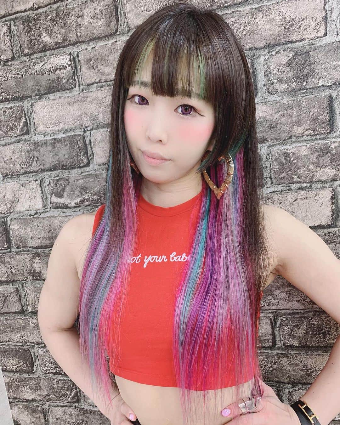 RINGOのインスタグラム：「🦄🦄🦄 #ユニコーンカラー になるように #エクステ したー🦄🌈💙💜💚💛 シールエクステ70本✨ • 長いの2年ぶり❗️❗️ エクステ数億年ぶり❗️❗️ ちゃんと扱えるかな🤔🤔 とりあえず踊るとき 髪バッサー💁🏻‍♀️やりまくろう😋😋😋 • • #渋谷 #あるじゃんすー渋谷  #エクステ専門店 #あるじゃんすー」
