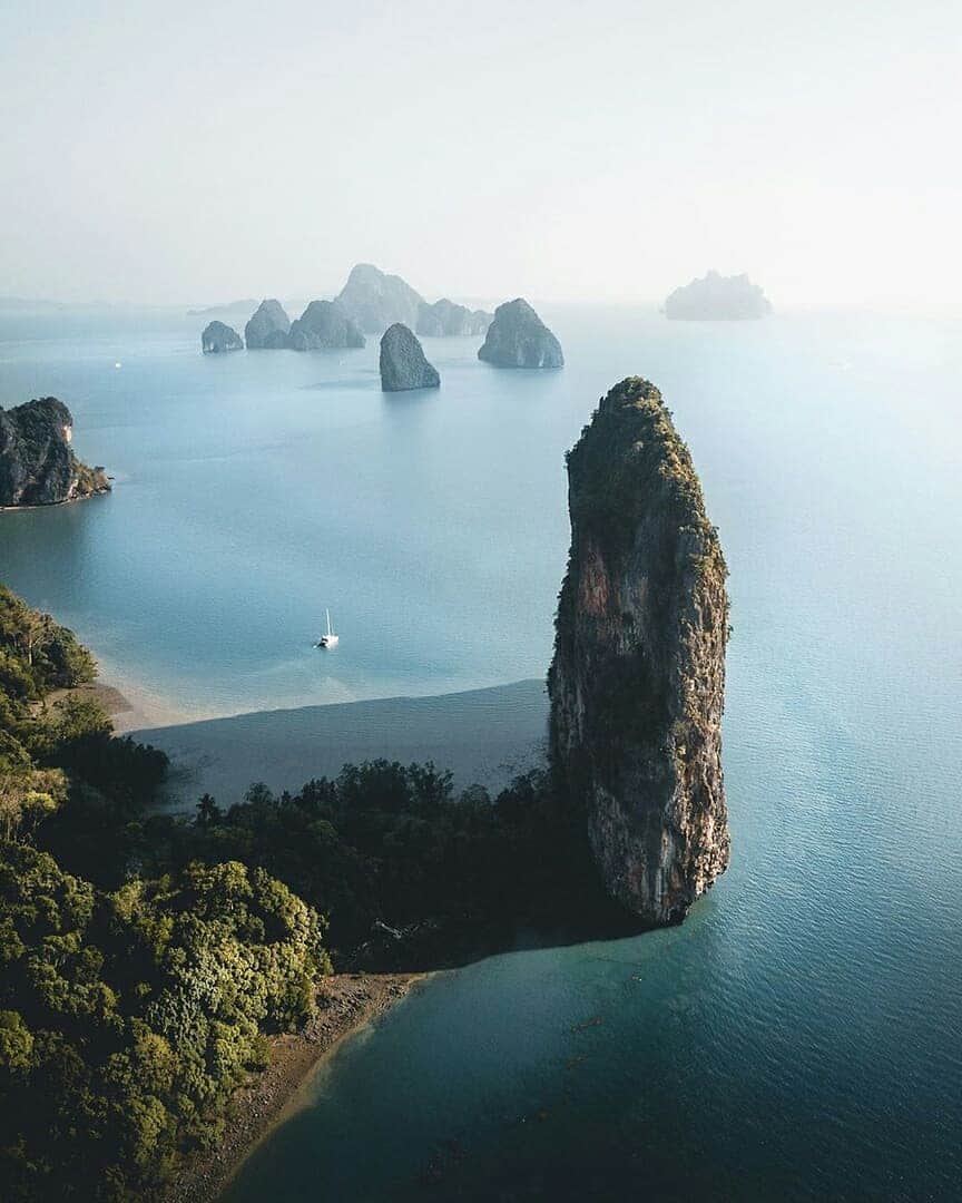 Discover Earthさんのインスタグラム写真 - (Discover EarthInstagram)「Bordering the Andaman Sea on the west coast of the Malay Peninsula, Phang-Nga, is a province in southern Thailand known all over the world for the sheer limestone karsts that jut vertically out of the beautiful emerald-green water ! ⛰🇹🇭 Have you ever been to Thailand ? Who would you want to go there with ? — 📍#DiscoverThailand — 📸 Photos by @manueldietrichphotography」6月1日 22時48分 - discoverearth