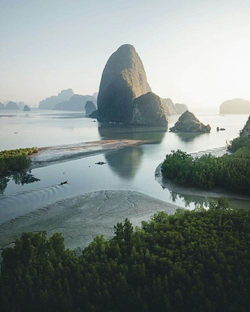 Discover Earthさんのインスタグラム写真 - (Discover EarthInstagram)「Bordering the Andaman Sea on the west coast of the Malay Peninsula, Phang-Nga, is a province in southern Thailand known all over the world for the sheer limestone karsts that jut vertically out of the beautiful emerald-green water ! ⛰🇹🇭 Have you ever been to Thailand ? Who would you want to go there with ? — 📍#DiscoverThailand — 📸 Photos by @manueldietrichphotography」6月1日 22時48分 - discoverearth