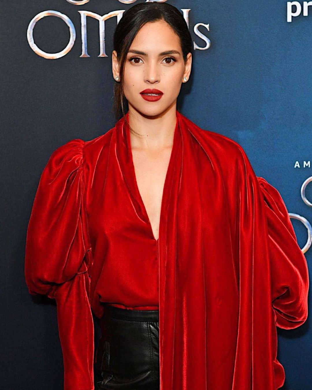 Hung Vanngoさんのインスタグラム写真 - (Hung VanngoInstagram)「@adriaarjona at @goodomensprime premiere in NYC ❤️✨💫⚡️⭐️. 👗 @daniellenachmani 💇 @sunniebrook 💄 @hungvanngo」6月1日 22時47分 - hungvanngo