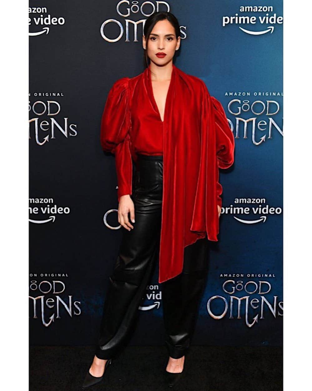 Hung Vanngoさんのインスタグラム写真 - (Hung VanngoInstagram)「@adriaarjona at @goodomensprime premiere in NYC ❤️✨💫⚡️⭐️. 👗 @daniellenachmani 💇 @sunniebrook 💄 @hungvanngo」6月1日 22時47分 - hungvanngo