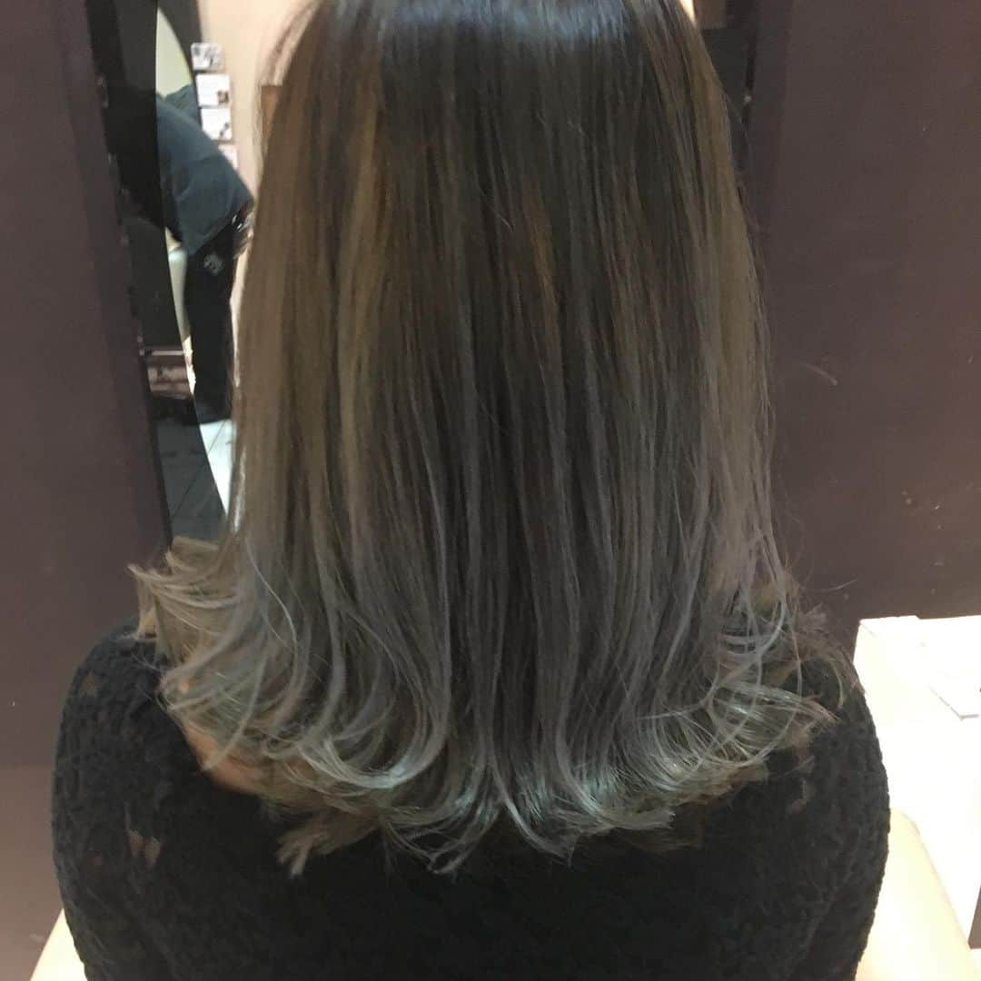 Lunonさんのインスタグラム写真 - (LunonInstagram)「グレイパールグラデーション☆  Lunon ☏ 06-6341-5535 menu cut color ）⇨ ¥3780 perm . hot pepper or お電話✆ にて お気軽にご連絡ください✭ . . #Lunon#大阪美容室#大阪#野田阪神#福島#美容室 #大阪カフェ#カフェ#cafe#ブリーチ #hairstyle#haircolor#女子力 #メイク#エステ#アレンジ#マツエク #美肌#美白#リップ#ヘアアレンジ #color#デザイン#ハイライト #グラデーション#スタイリング #おしゃれ#おしゃれさんと繋がりたい」6月1日 22時50分 - lunon_morebeautiful