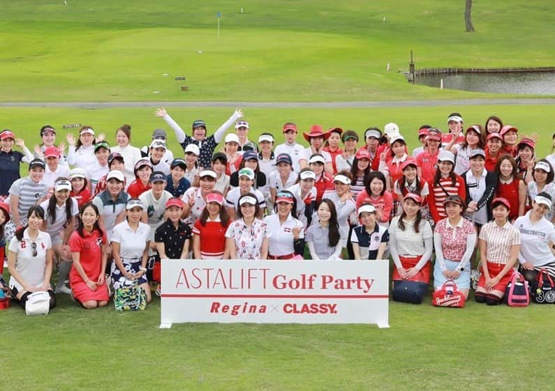 うえむらちかさんのインスタグラム写真 - (うえむらちかInstagram)「≪ASTALIFT Golf Party supported by Regina × CLASSY. ≫﻿ ﻿ 📍#紫カントリークラブすみれコース ﻿ ﻿ に参加してきました⛳️﻿ ﻿ ラウンド組とデビュー組を合わせて約85名の #ゴルフ女子 が大集合🙌﻿ ﻿ #ドレスコード は、アスタリフトの赤or美白の白﻿ ﻿ 私はもちろん赤コーデで﻿ TeamRedで臨みました🏌️‍♀️🍁﻿ ﻿ ラウンド前には、ゴルフ女子に人気の日焼け止め「UVクリア美容液のアスタリフトD-UVクリアホワイトソリューション」でしっかりケア🧴﻿ 表情に合わせて伸びる独自技術なので #UV地割れ なし！﻿ ﻿ FUJIFILMさんがなんで化粧品を手掛けているんだろう？と、最初は不思議に思ったのですが🤔﻿ 写真を📸劣化や紫外線から守る技術を研究され続けてきたからこそ、人の肌に応用ができるんだと… 目から鱗な理由でした👏﻿ ﻿ #ゴルフ はデビュー・再デビュー組で参加させてもらったので #パターゴルフ で紅白戦をしたり、プロの先生に教えて貰いながらコースを回りました⛳️﻿ ﻿ そして試合後は、#アスタリフト らしく #ホワイトシールド で乾杯🥂﻿ ﻿ 料理もコンペの賞品も参加賞もとっても豪華な #アスタリフトゴルフパーティ でした🤗﻿ ﻿ #reginagolf #紫カントリークラブすみれコース﻿ #Deep紫外線 #シミの骨﻿ #ASTALIFTGolfParty #美コンペ ﻿ #ASTALIFT #アスタリフト #FUJIFILM #フジフィルム ﻿ #アスタリフトホワイトエッセンスインフィルト﻿ #アスタリフトDUVクリアホワイトソリューション﻿ #Regina #CLASSY. #美容セミナー﻿ #カープ女子 #私の好きな赤 #ゴルフデビューデサント」6月1日 22時52分 - uemurachika