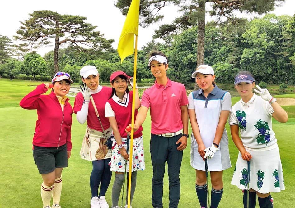 うえむらちかさんのインスタグラム写真 - (うえむらちかInstagram)「≪ASTALIFT Golf Party supported by Regina × CLASSY. ≫﻿ ﻿ 📍#紫カントリークラブすみれコース ﻿ ﻿ に参加してきました⛳️﻿ ﻿ ラウンド組とデビュー組を合わせて約85名の #ゴルフ女子 が大集合🙌﻿ ﻿ #ドレスコード は、アスタリフトの赤or美白の白﻿ ﻿ 私はもちろん赤コーデで﻿ TeamRedで臨みました🏌️‍♀️🍁﻿ ﻿ ラウンド前には、ゴルフ女子に人気の日焼け止め「UVクリア美容液のアスタリフトD-UVクリアホワイトソリューション」でしっかりケア🧴﻿ 表情に合わせて伸びる独自技術なので #UV地割れ なし！﻿ ﻿ FUJIFILMさんがなんで化粧品を手掛けているんだろう？と、最初は不思議に思ったのですが🤔﻿ 写真を📸劣化や紫外線から守る技術を研究され続けてきたからこそ、人の肌に応用ができるんだと… 目から鱗な理由でした👏﻿ ﻿ #ゴルフ はデビュー・再デビュー組で参加させてもらったので #パターゴルフ で紅白戦をしたり、プロの先生に教えて貰いながらコースを回りました⛳️﻿ ﻿ そして試合後は、#アスタリフト らしく #ホワイトシールド で乾杯🥂﻿ ﻿ 料理もコンペの賞品も参加賞もとっても豪華な #アスタリフトゴルフパーティ でした🤗﻿ ﻿ #reginagolf #紫カントリークラブすみれコース﻿ #Deep紫外線 #シミの骨﻿ #ASTALIFTGolfParty #美コンペ ﻿ #ASTALIFT #アスタリフト #FUJIFILM #フジフィルム ﻿ #アスタリフトホワイトエッセンスインフィルト﻿ #アスタリフトDUVクリアホワイトソリューション﻿ #Regina #CLASSY. #美容セミナー﻿ #カープ女子 #私の好きな赤 #ゴルフデビューデサント」6月1日 22時52分 - uemurachika